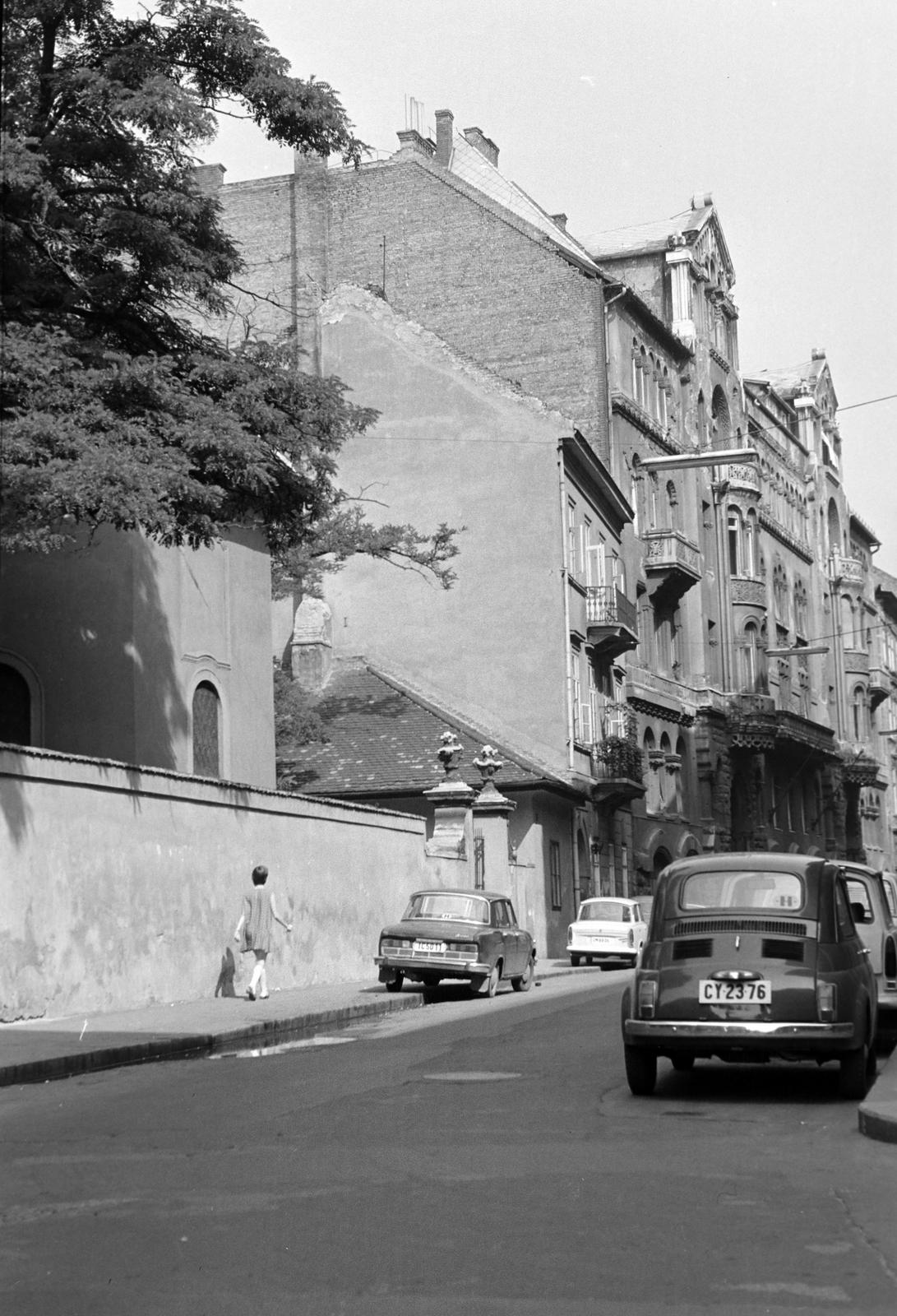 Magyarország, Budapest V., Szerb utca, balra a Szerb Ortodox templom Veres Pálné utcai kerítése és kapuja. Szemben a Tökölyanum / Tekelianum, korábban és később, a szerb diákok számára létrehozott alapítvány épülete., 1979, Gazda Anikó, Budapest, Fortepan #308011