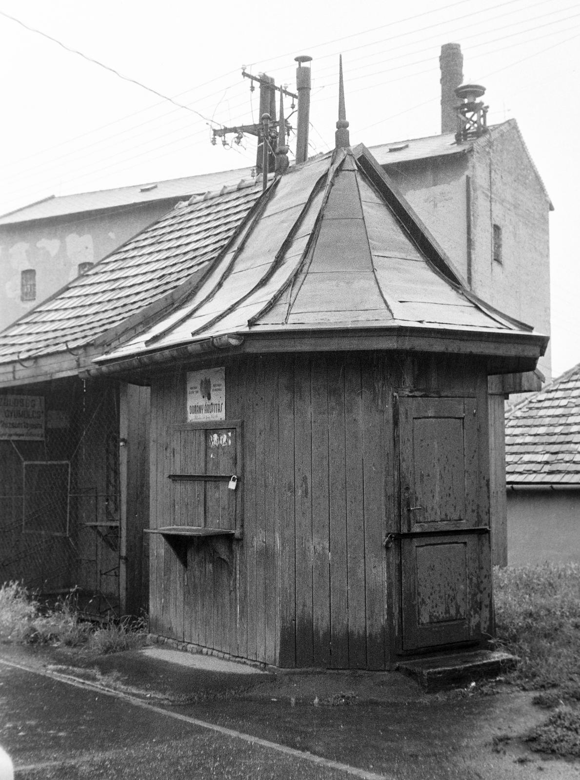 Magyarország, Gyöngyös, Petőfi Sándor utca, a zöldség-gyümölcs áruda és dohánybolt mögött a 68. számú ház., 1975, Gazda Anikó, trafik, bádogtető, pavilon, Fortepan #308015