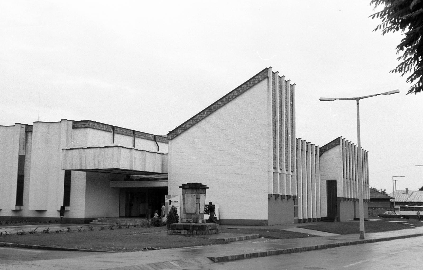Magyarország, Gyöngyös, Barátok tere, Mátra Művelődési Központ, előtte a Szovjet hősi emlékmű., 1975, Gazda Anikó, Fortepan #308021