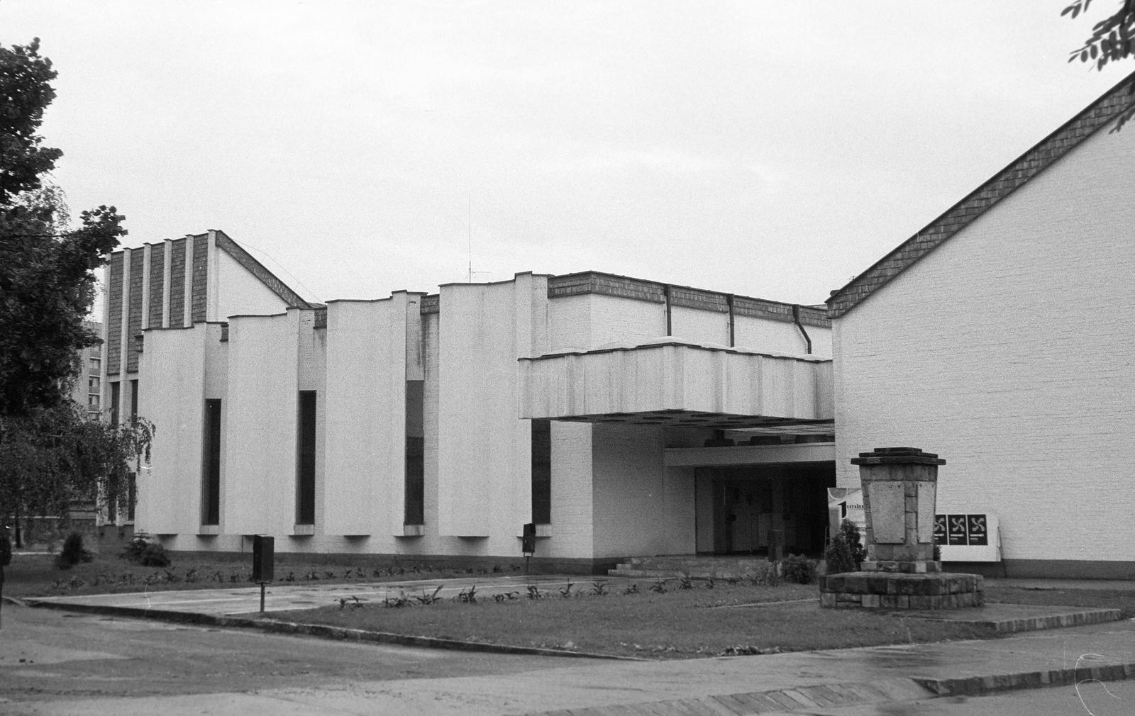 Magyarország, Gyöngyös, Barátok tere, Mátra Művelődési Központ, előtte a Szovjet hősi emlékmű., 1975, Gazda Anikó, modern építészet, Fortepan #308022