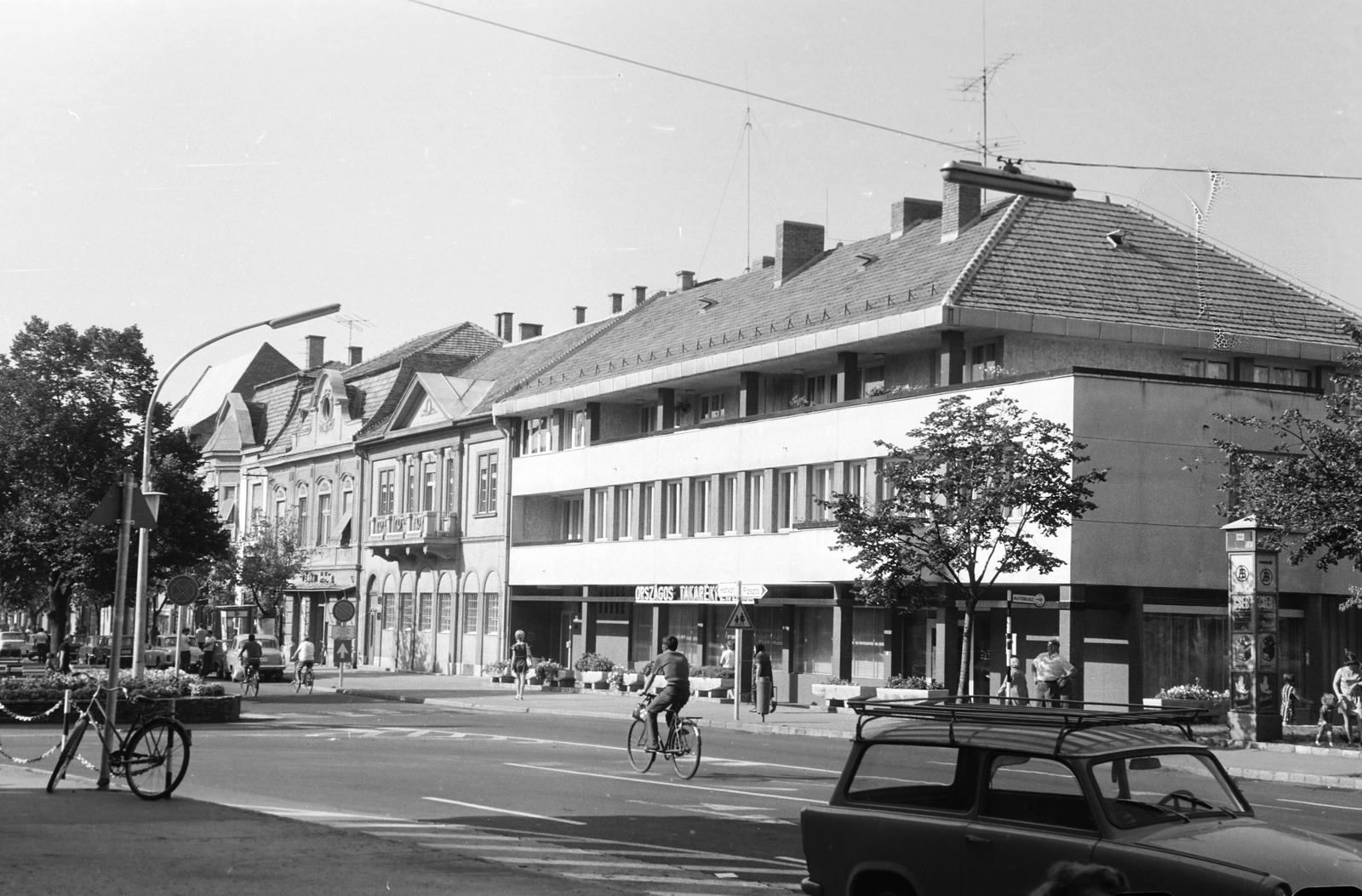Hungary, Gyöngyös, Gyöngyös, Fő tér, előtérben az 1. számú (OTP) ház., 1973, Gazda Anikó, Fortepan #308031