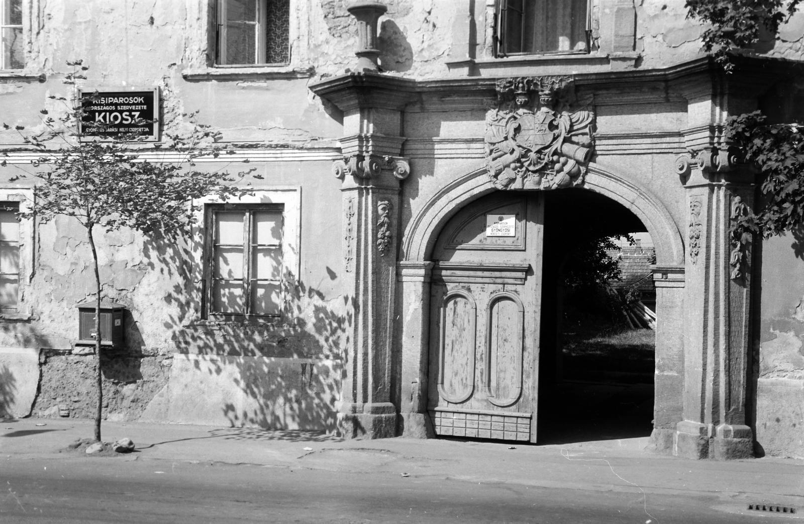 Hungary, Gyöngyös, a Petőfi Sándor utca 32. számú ház kapuja., 1973, Gazda Anikó, Fortepan #308035