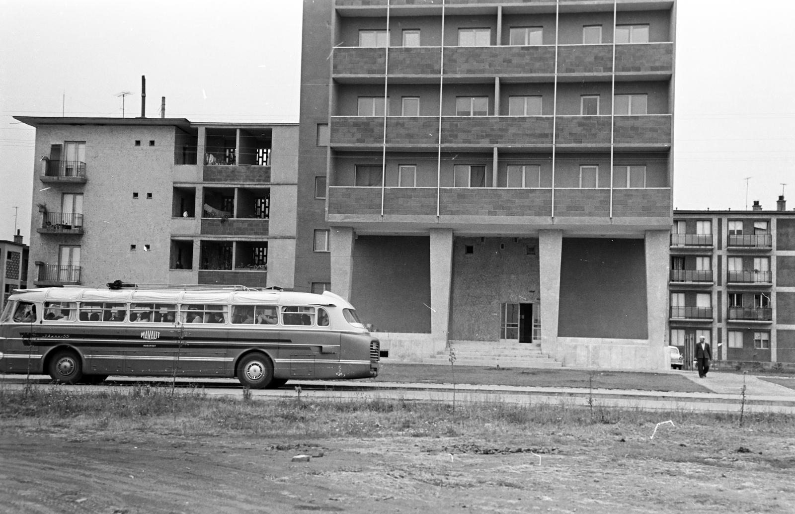 Hungary, Tiszaújváros, (Tiszaszederkény), Liszt Ferenc utca - Szederkényi út sarkán álló magasház., 1965, Gazda Anikó, Best of, modern architecture, MÁVAUT-organisation, bus, Ikarus-brand, Fortepan #308051
