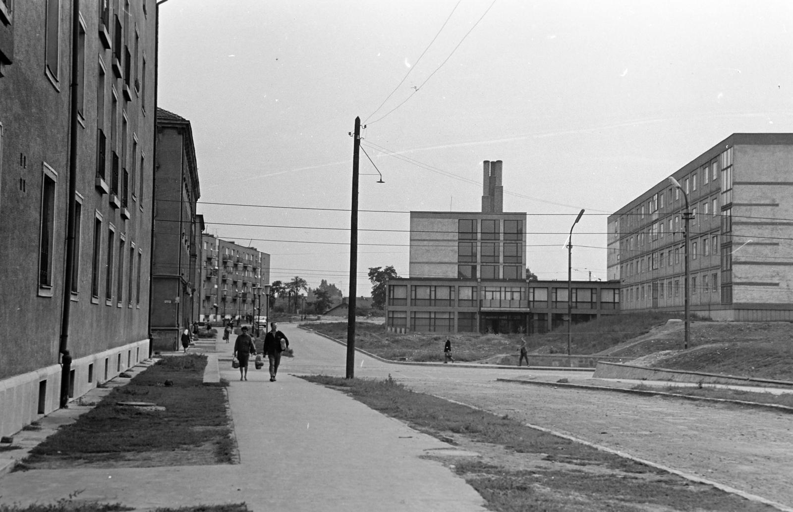 Hungary, Miskolc, Selyemrét, Kőrösi Csoma Sándor utca, szemben keresztbe a Bajcsy-Zsilinszky utca és azon túl a Selyemrét utca.
, 1965, Gazda Anikó, Fortepan #308053
