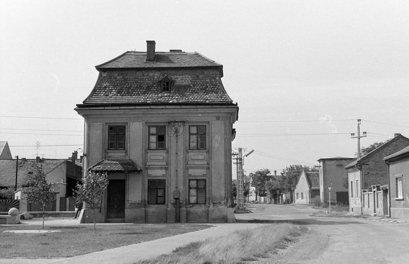 Hungary, Székesfehérvár, Forgó utca, balra a Királykút Emlékház., 1968, Gazda Anikó, Fortepan #308071