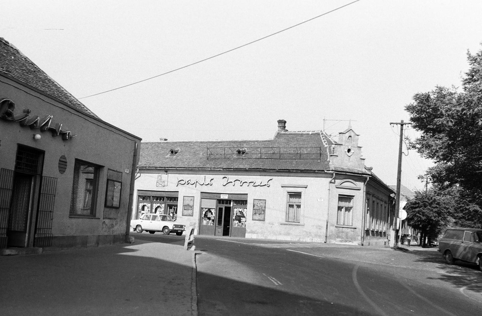 Magyarország, Tata, Bercsényi utca, balra a Fürdő utca torkolata., 1974, Gazda Anikó, Fortepan #308077