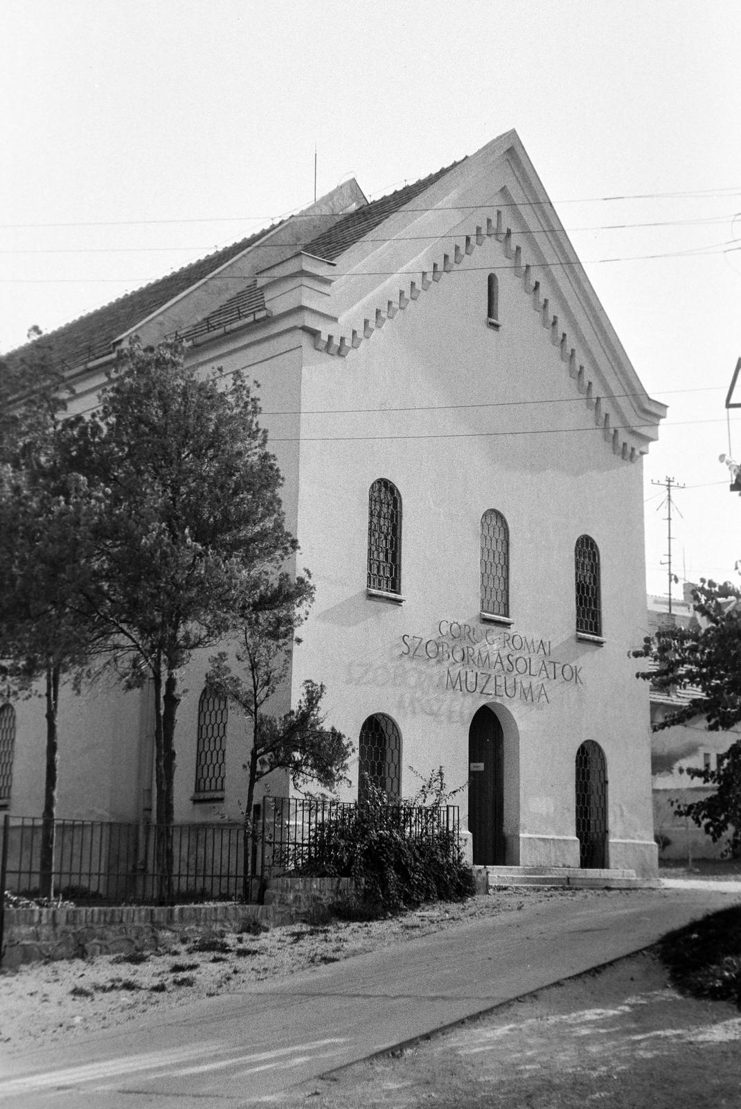 Magyarország, Tata, Hősök tere 7., Görög-Római Szobormásolatok Kiállítóhelye az egykori zsinagógában., 1974, Gazda Anikó, Fortepan #308078