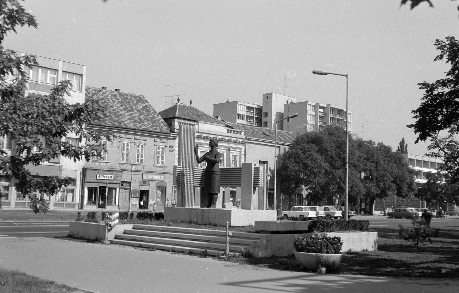 Magyarország, Tata, Ady Endre utca a Bartók Béla utca torkolatánál. A Szövőnő című szobor (id. Kalló Viktor, 1977.)., 1974, Gazda Anikó, Fortepan #308080