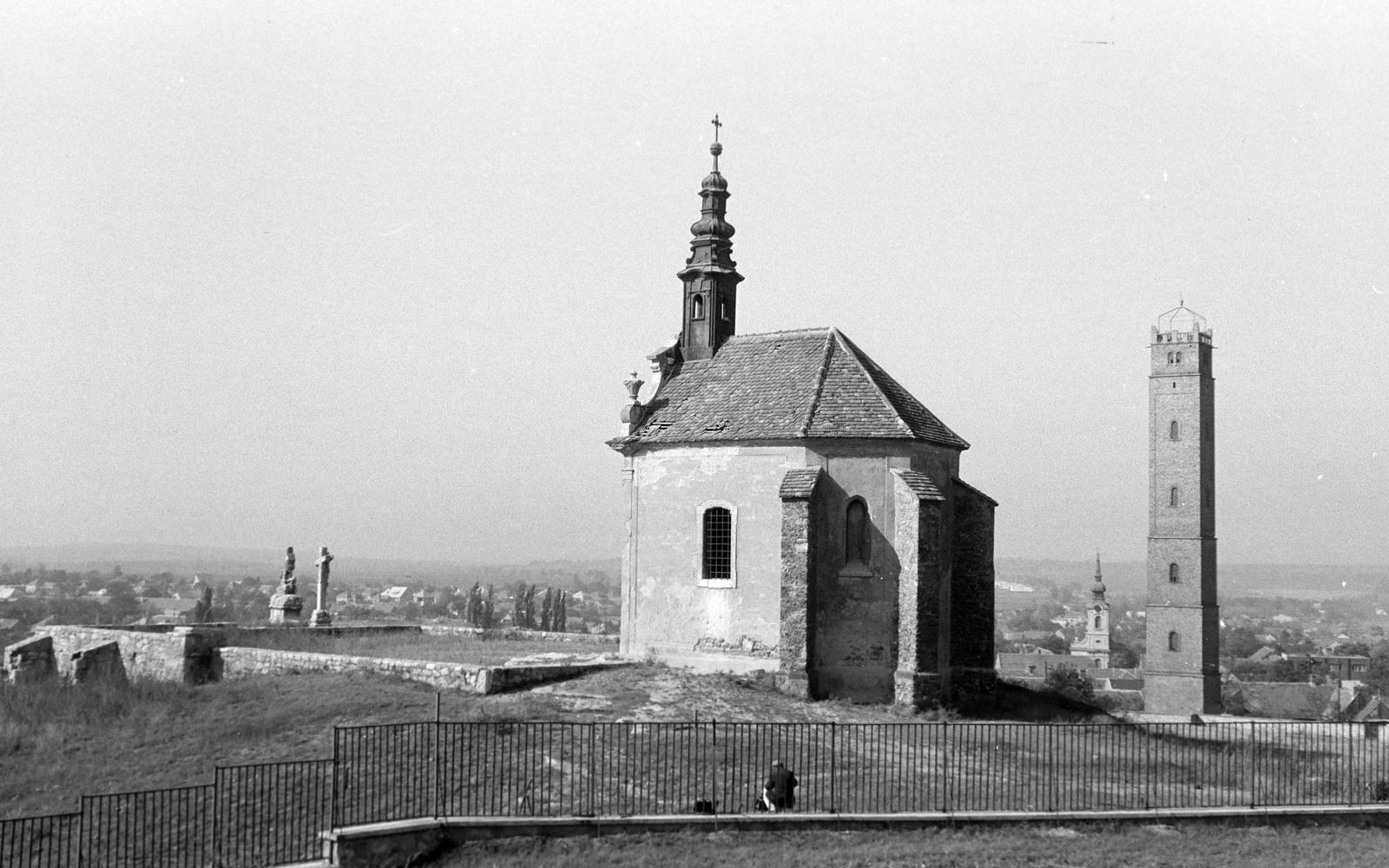 Magyarország, Tata, Kálvária domb, előtérben a Fellner Jakab építette kis kápolna, balra a kálvária szoborcsoport. Jobbra a háttérben a Fellner Jakab-kilátó (eredetileg söréttorony), távolabb a református templom látható., 1974, Gazda Anikó, kálvária, kápolna, Fortepan #308083