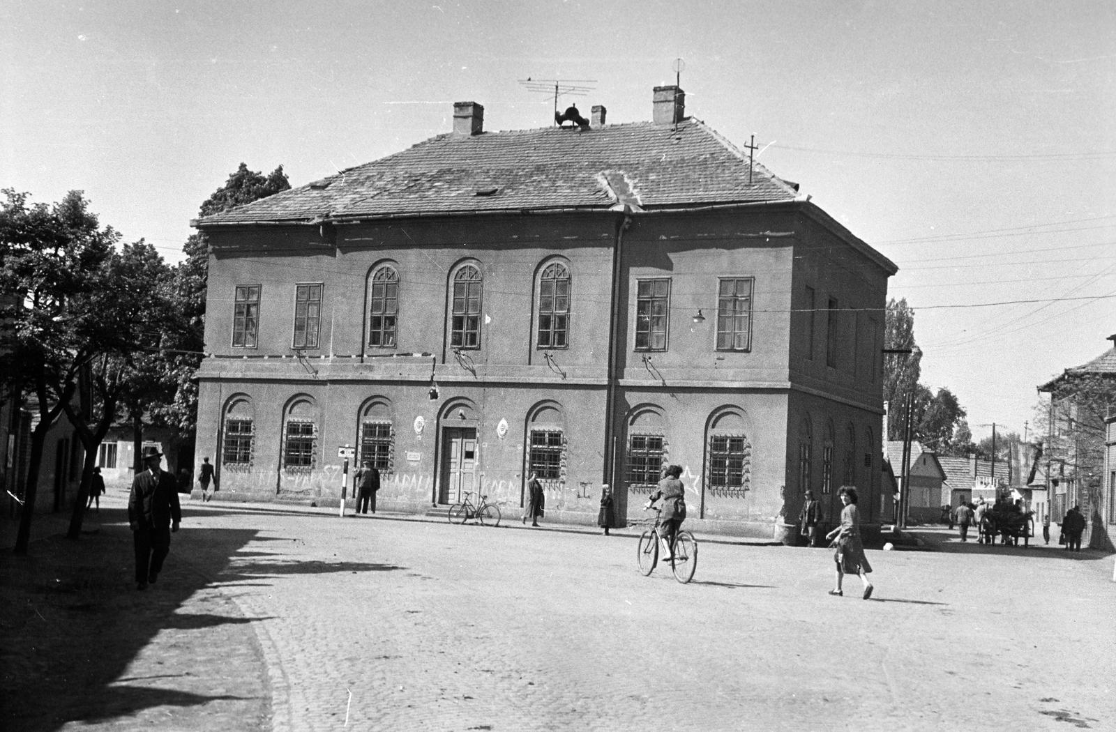 Hungary, Pásztó, Fő utca, szemben az Fő utca 54., az egykori községháza (később Rajeczky Benjamin Alapfokú Művészeti Iskola), jobbra a Deák Ferenc utca., 1965, Gazda Anikó, Fortepan #308085