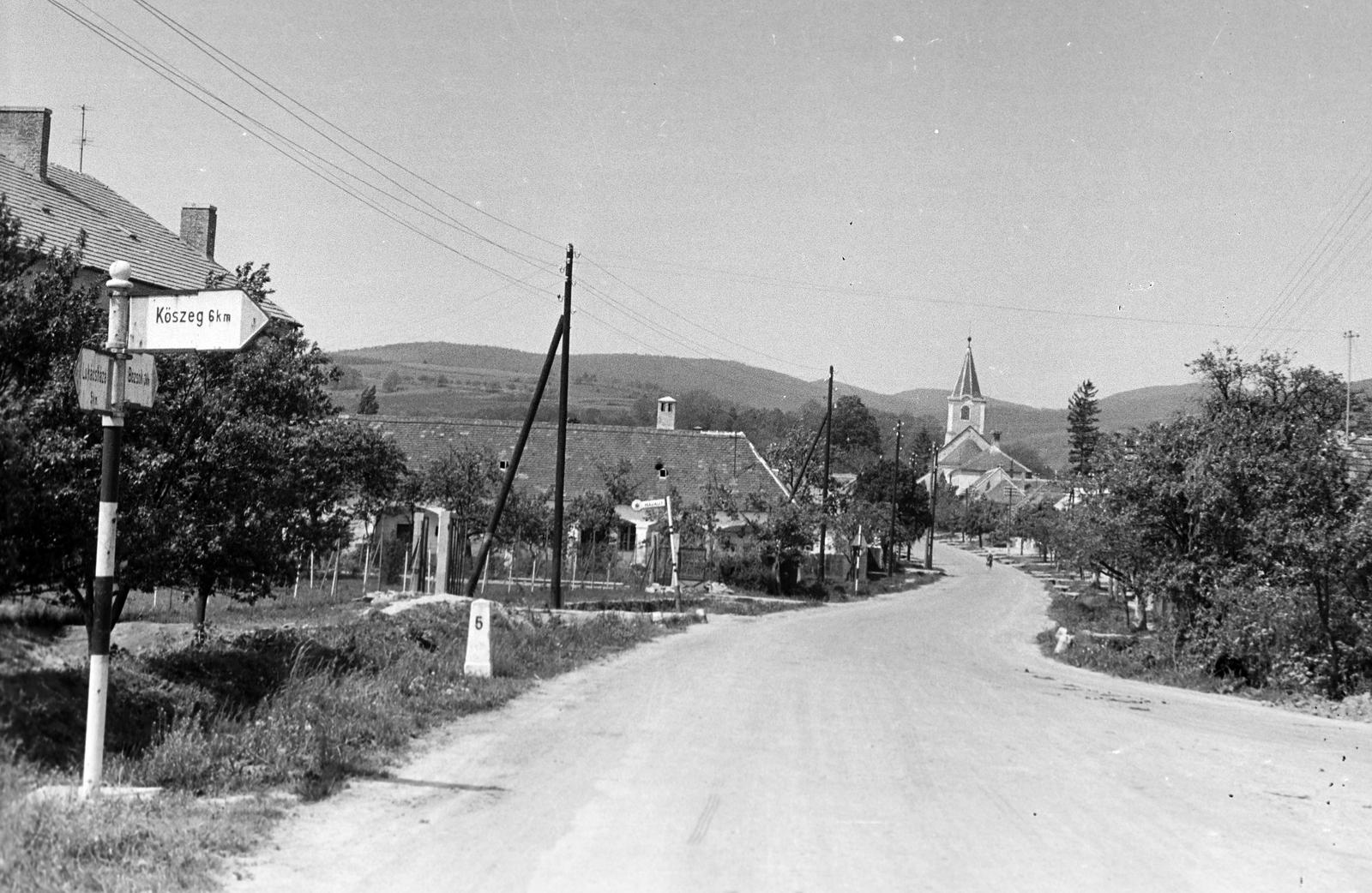 Hungary, untitled, Kossuth Lajos utca a Kőszegi út elágazásánál. Háttérben a Mindenszentek-templom., 1961, Gazda Anikó, Fortepan #308089