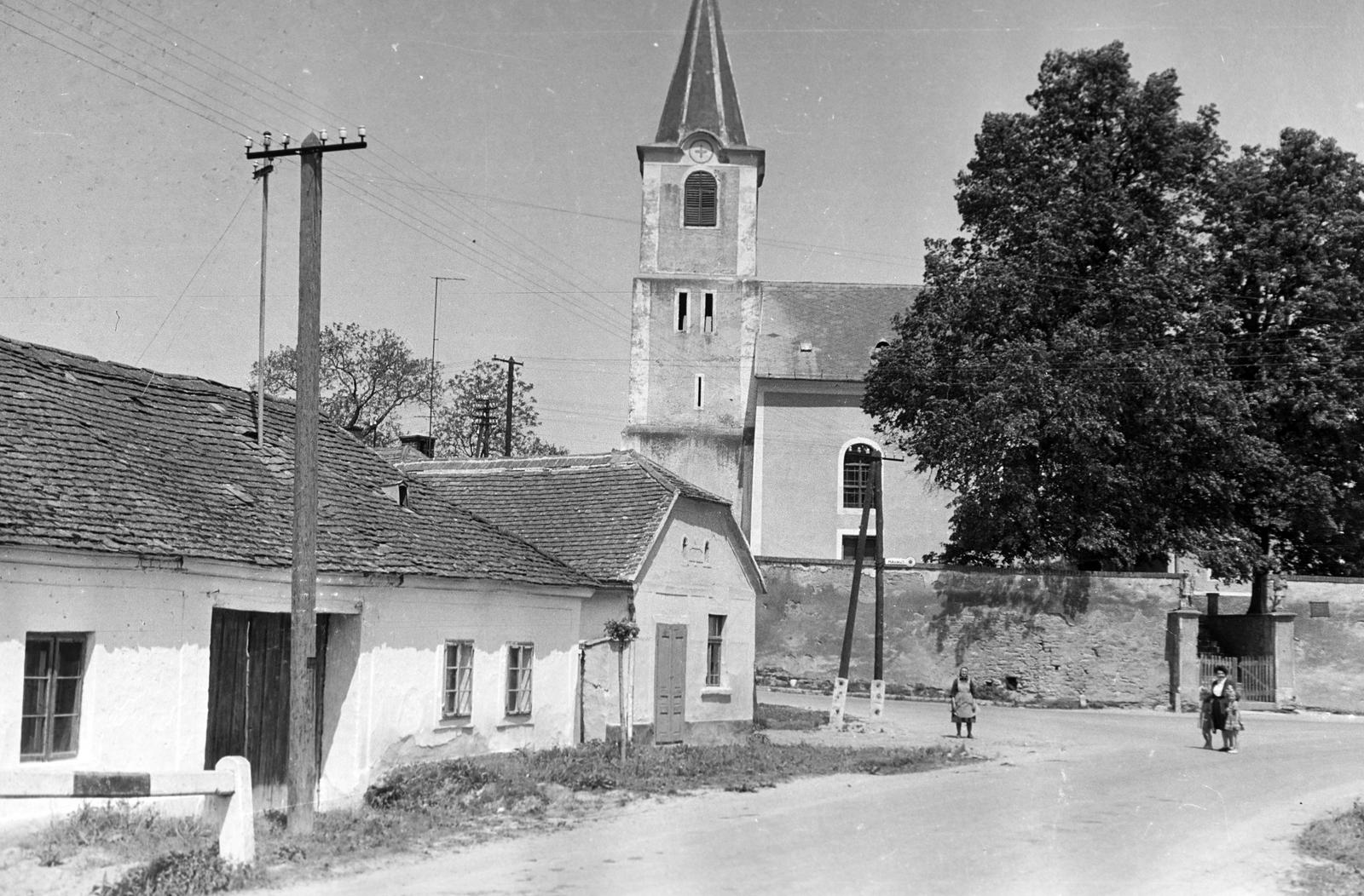 Hungary, untitled, Kossuth Lajos utca, bara az Alkotmány utca, szemben a Mindenszentek-templom., 1961, Gazda Anikó, Fortepan #308090