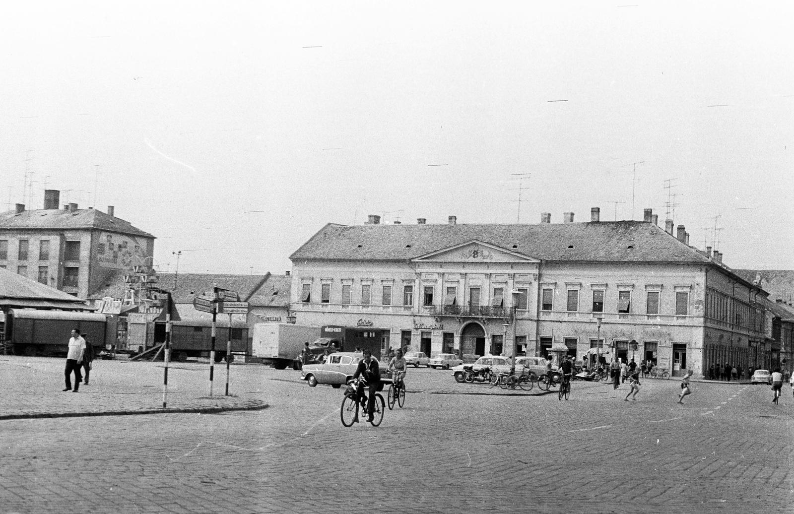 Hungary, Baja, Szentháromság (Béke) tér., 1969, Gazda Anikó, Fortepan #308093
