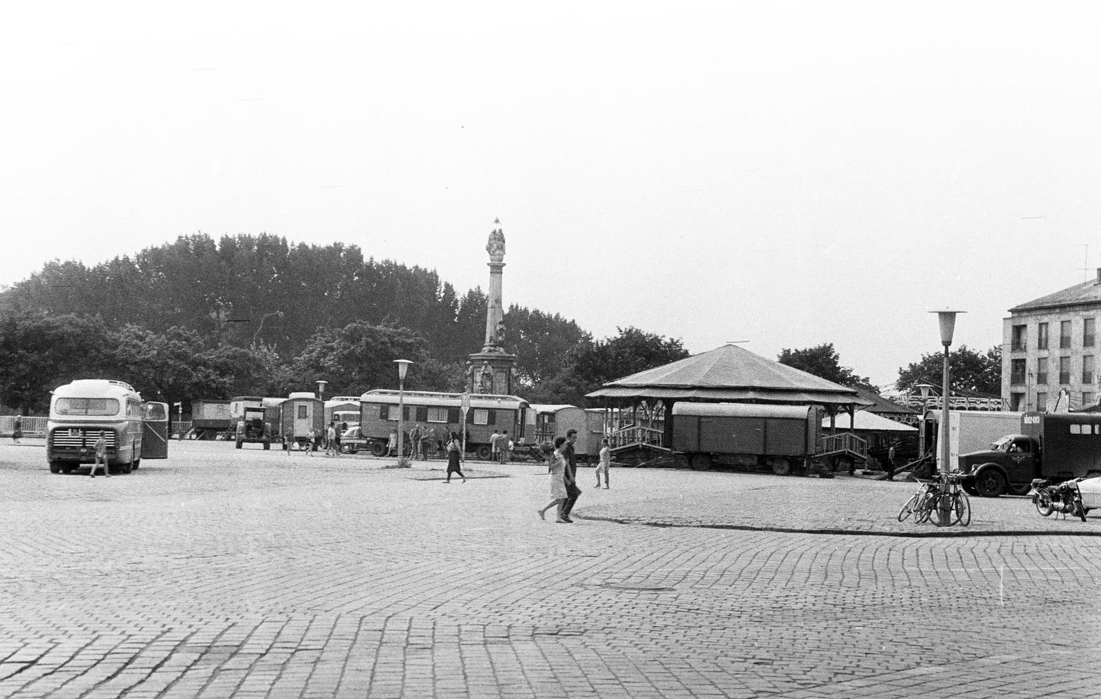 Hungary, Baja, Szentháromság (Béke) tér, Szentháromság-szobor., 1969, Gazda Anikó, Fortepan #308094