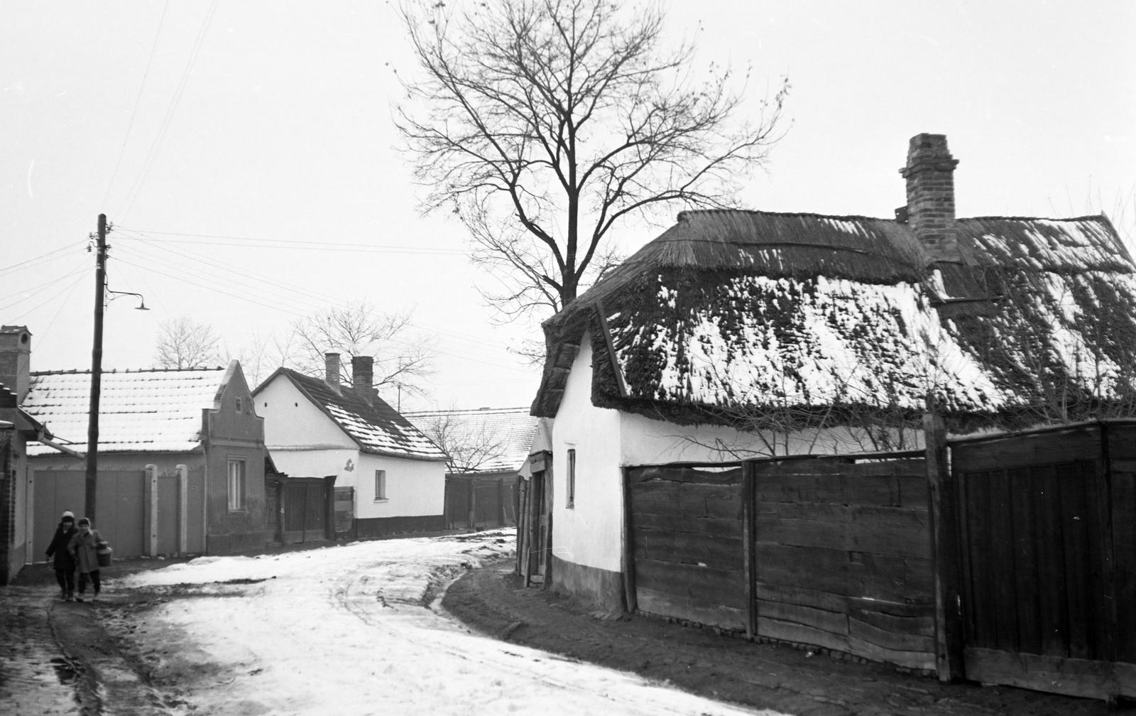 Magyarország, 1966, Gazda Anikó, zsúptető, Fortepan #308133