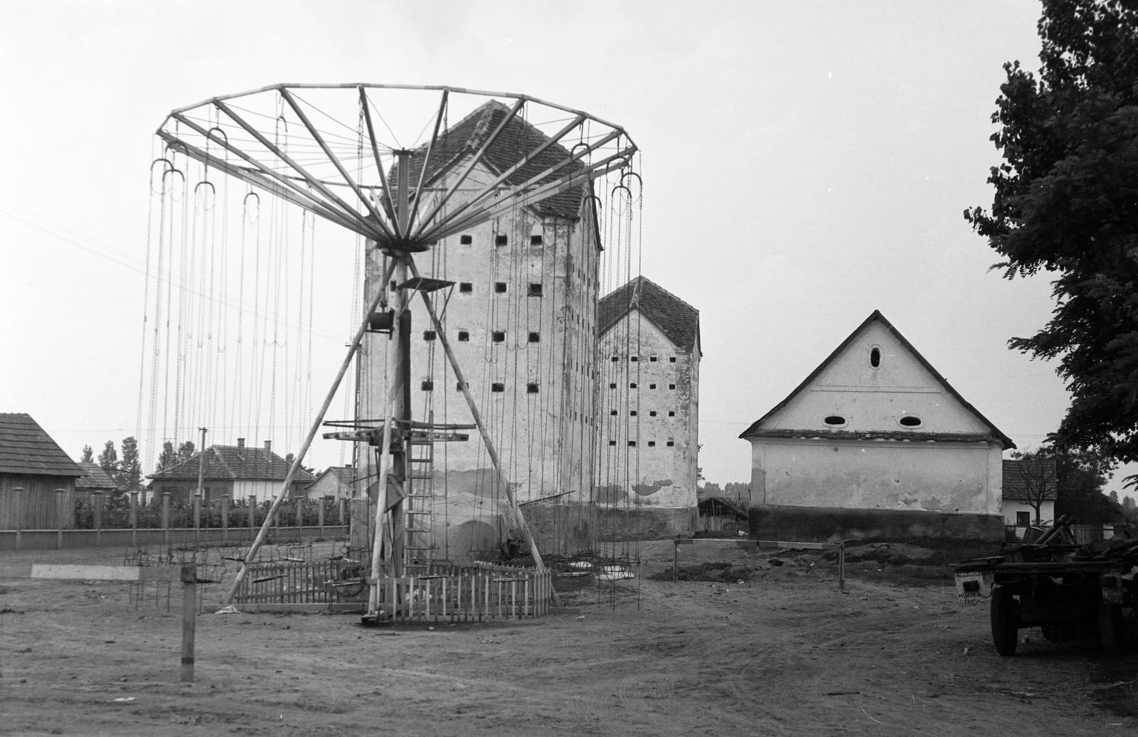 Magyarország, Monostorpályi, Kossuth utca 28.,  műemlék "tubus" magtárok., 1970, Gazda Anikó, Best of, körhinta, épület, Fortepan #308138