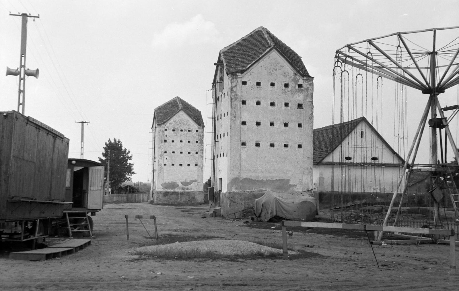 Hungary, untitled, Kossuth utca 28.,  műemlék "tubus" magtárok., 1970, Gazda Anikó, Fortepan #308139