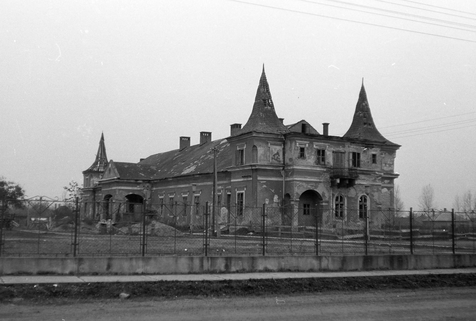 Magyarország, Szirmabesenyő, Állomás utca 1., Szirmay-kastély., 1970, Gazda Anikó, épület, torony, Fortepan #308140