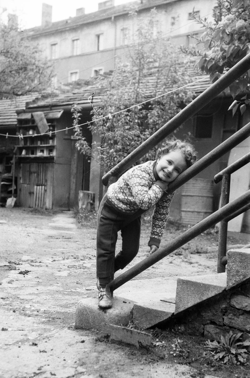 Hungary, 1970, Gazda Anikó, railing, girl, Fortepan #308143