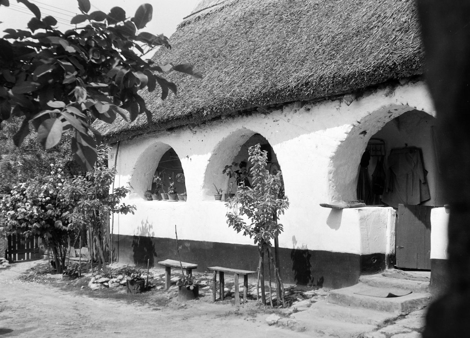 Magyarország, 1976, Gazda Anikó, udvar, pad, parasztház, tornác, Fortepan #308155