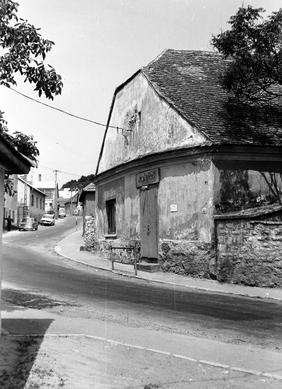 Magyarország, 1976, Gazda Anikó, italbolt, házszám, oromfal, Fortepan #308160