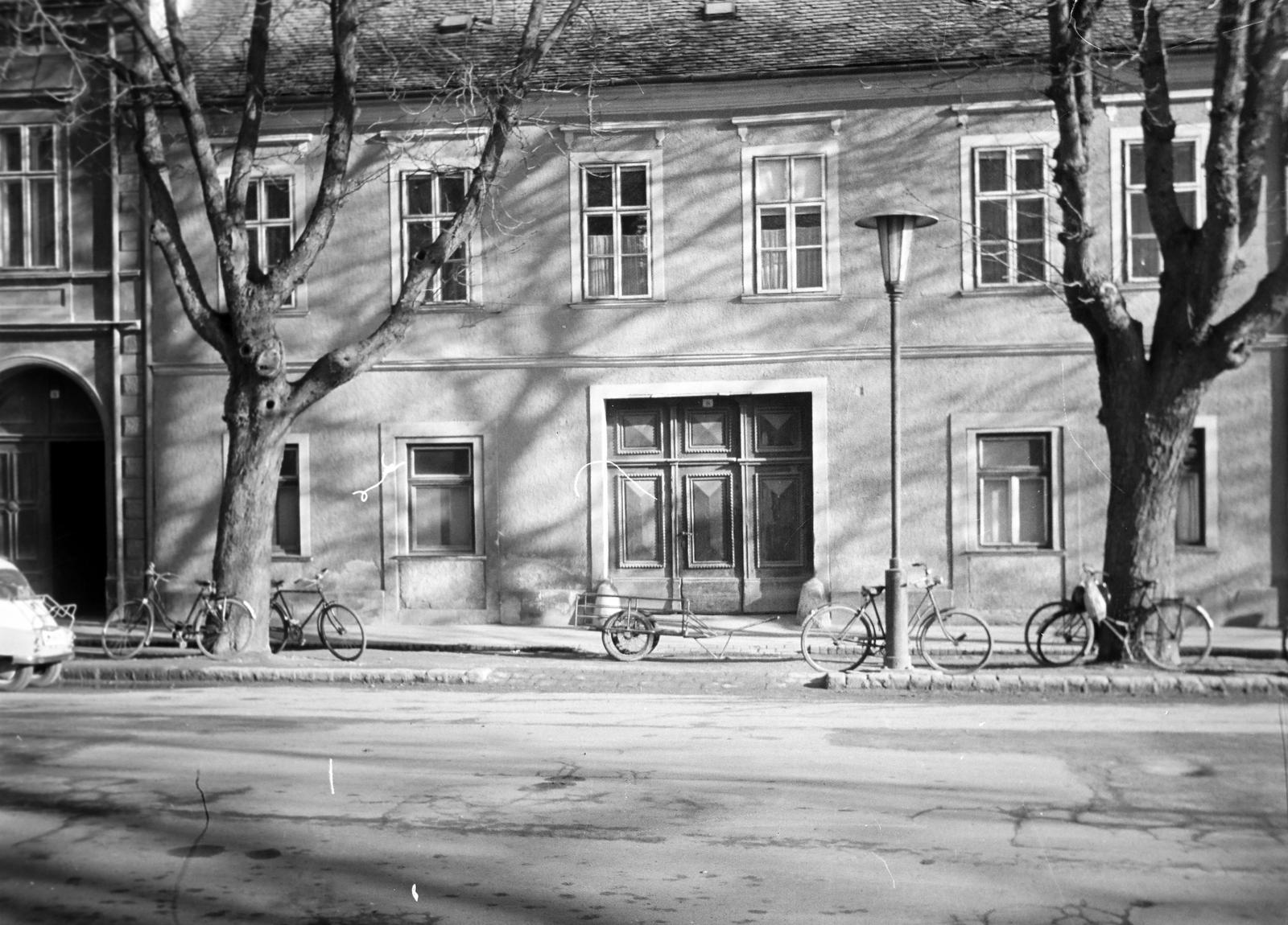 Magyarország, 1979, Gazda Anikó, lakóház, kerékpár, kézikocsi, fény-árnyék, Fortepan #308166