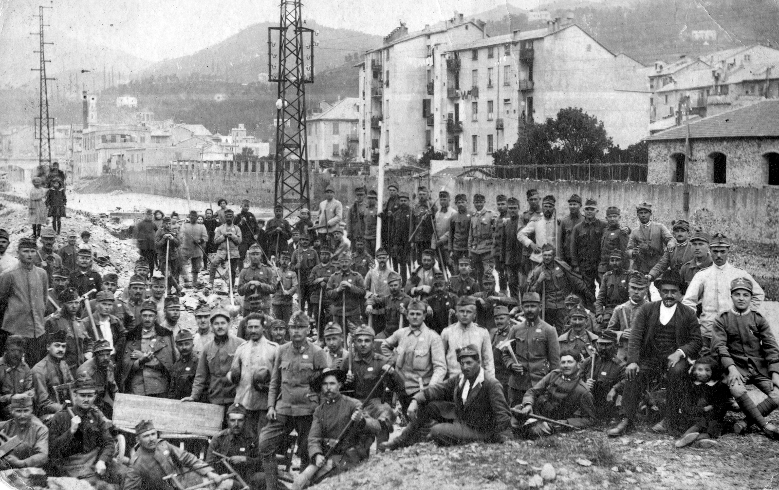 1915, Storymap.hu, egyenruha, csoportkép, férfiak, katonaság, munka, sokadalom, szerszám, Fortepan #30817