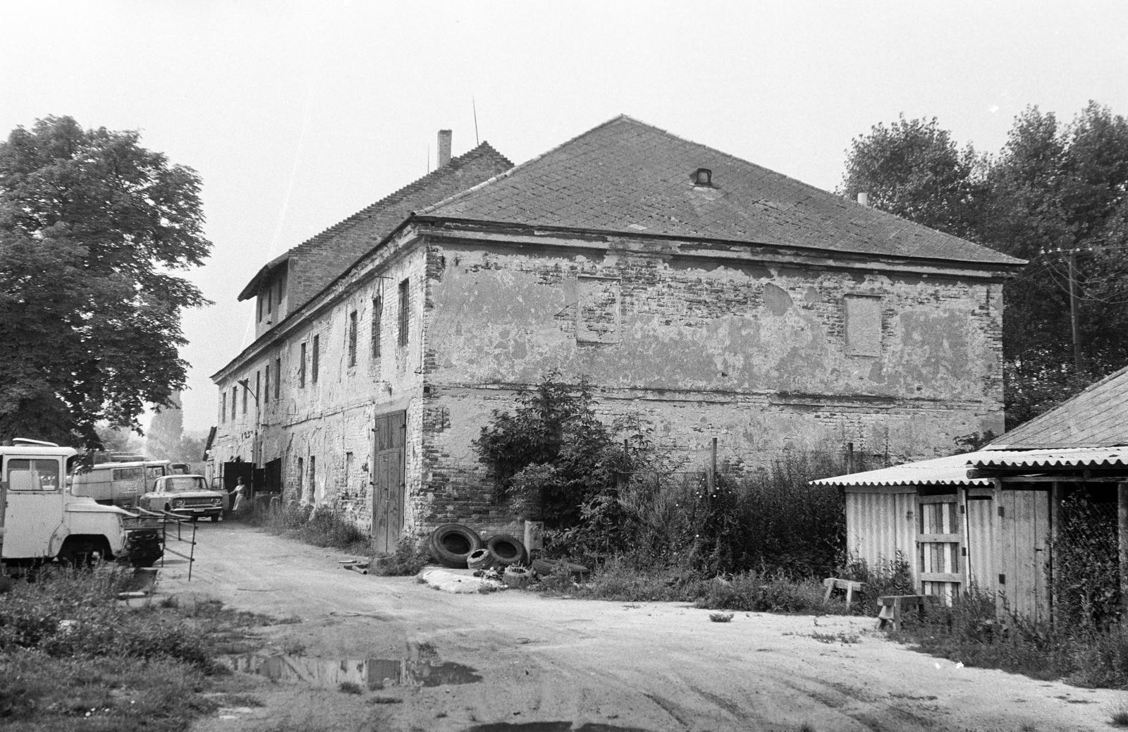 Magyarország, 1972, Gazda Anikó, járműroncs, gumiabroncs, Moszkvics 412, Fortepan #308178