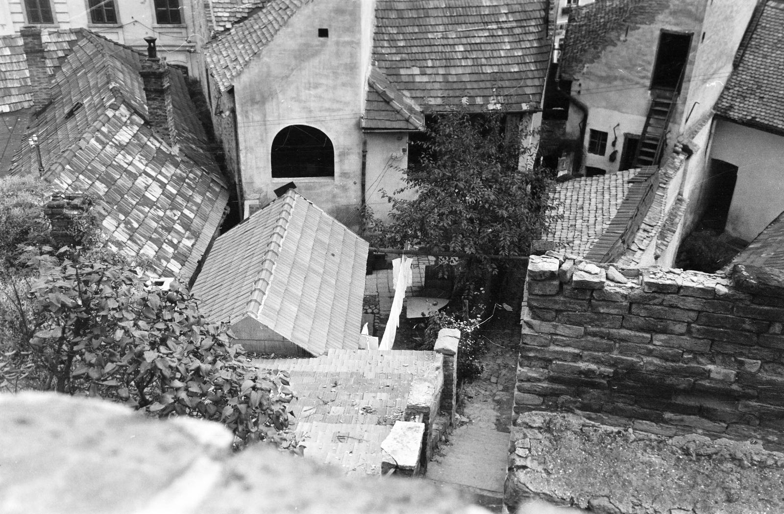 Hungary, Szentendre, kilátás a Várdombról, a bal felső sarokban a Fő (Marx) tér 6. szám alatt a Ferenczy Károly Múzeum (eredetileg szerb tanítóképző és felekezeti iskola, ma Szerb Egyházi Múzeum) épületének részlete látható., 1977, Gazda Anikó, Fortepan #308184