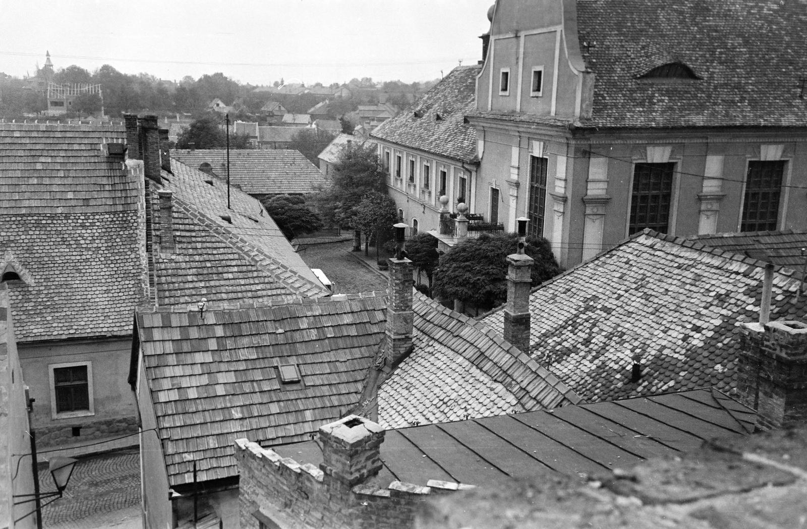 Magyarország, Szentendre, kilátás a Várdombról a Városház térre, jobbra a Városháza., 1963, Gazda Anikó, háztető, kémény, Fortepan #308185