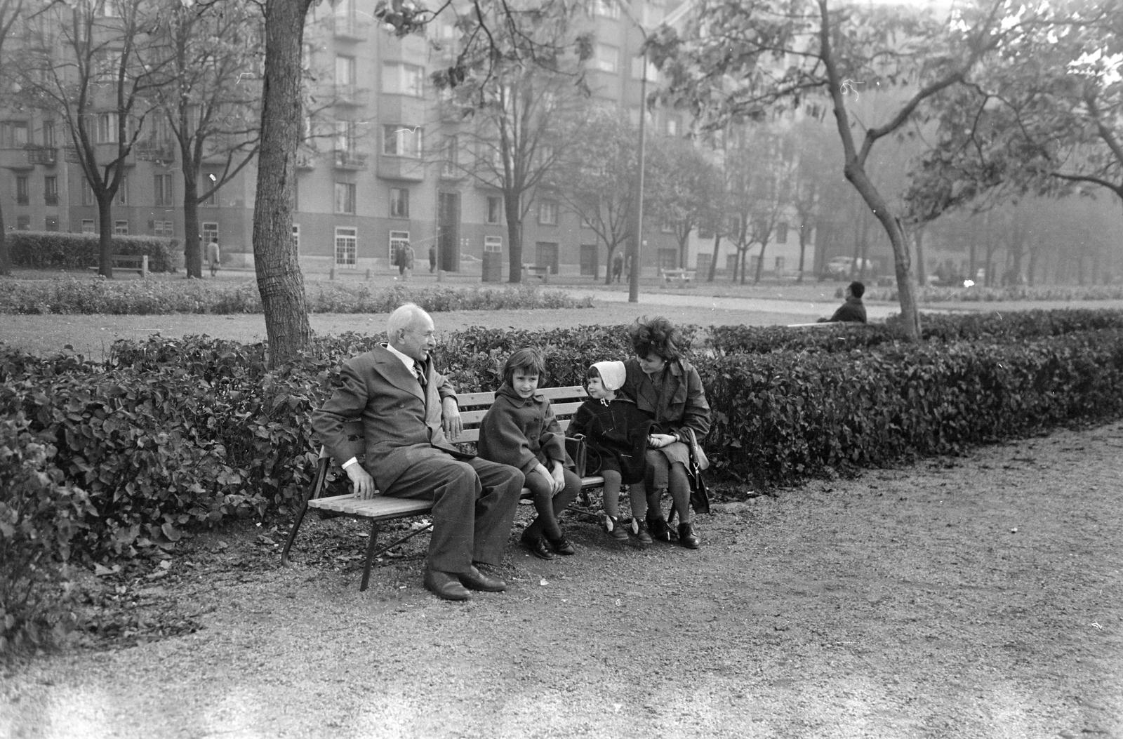 Hungary, Budapest XIII., Szent István park, háttérben a 10. számú ház., 1969, Gazda Anikó, Budapest, Fortepan #308189