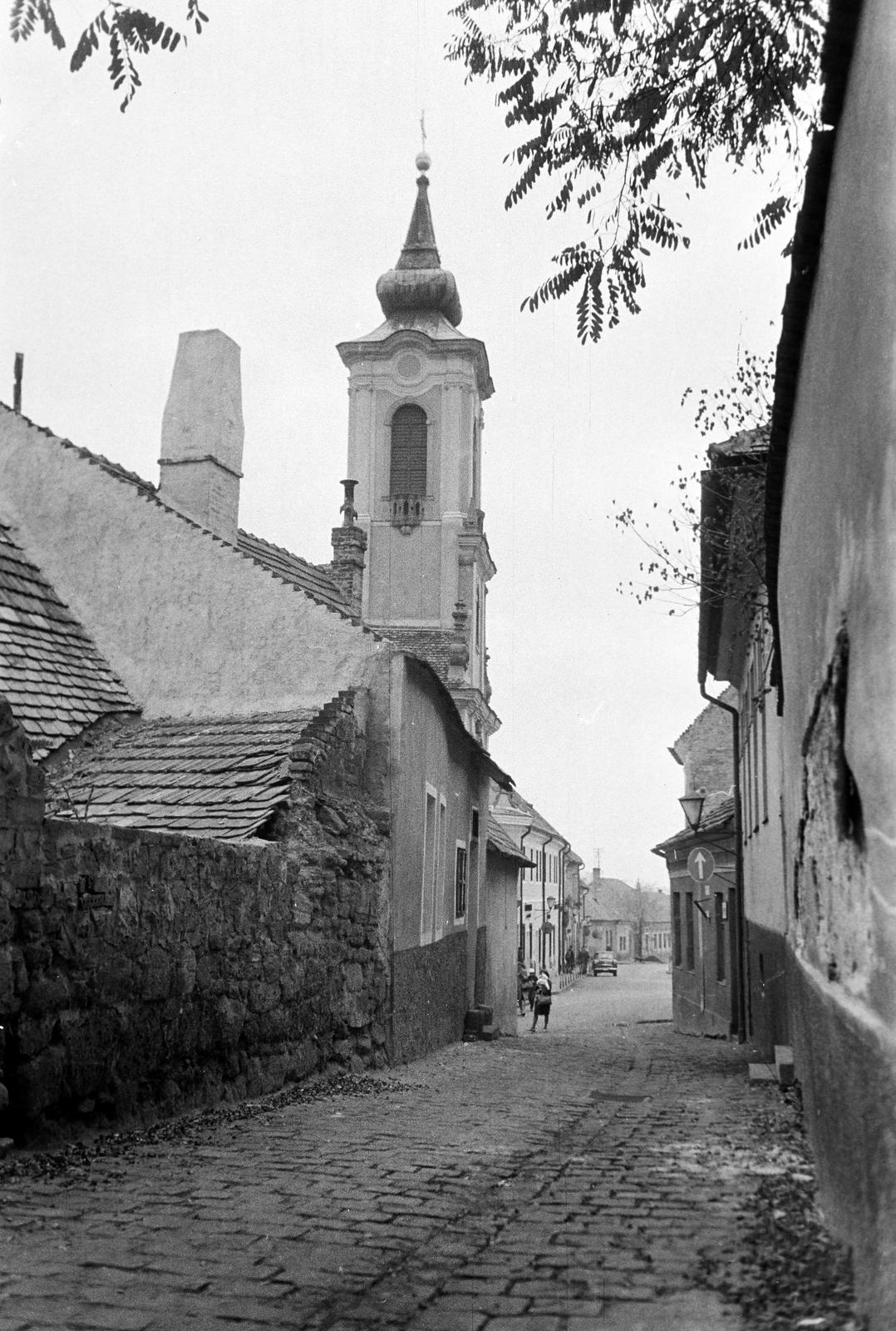 Hungary, Szentendre, Alkotmány utca, szemben a Fő (Marx) tér és a Dumtsa Jenő utca, balra a Blagovesztenszka görögkeleti templom., 1963, Gazda Anikó, Fortepan #308190