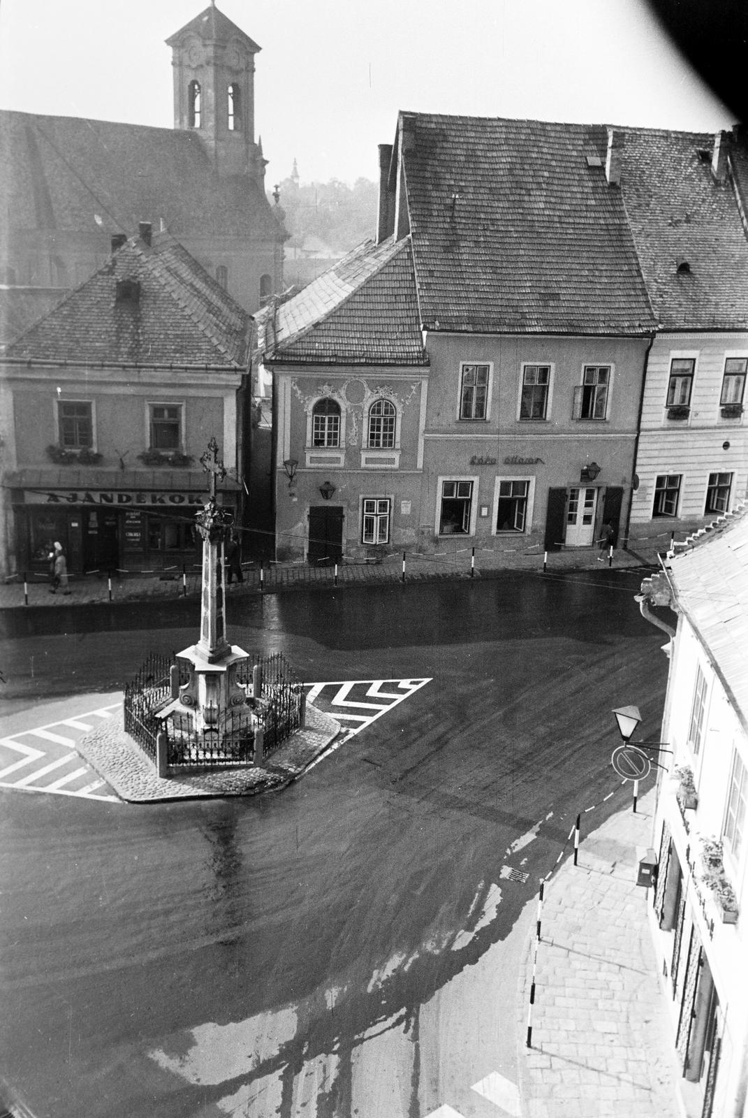 Magyarország, Szentendre, a Fő (Marx) tér a Blagovesztenszka görögkeleti templom tornyából, középen a Szerb (kalmár) kereszt, háttérben a Szent Péter-Pál-templom., 1963, Gazda Anikó, Fortepan #308197