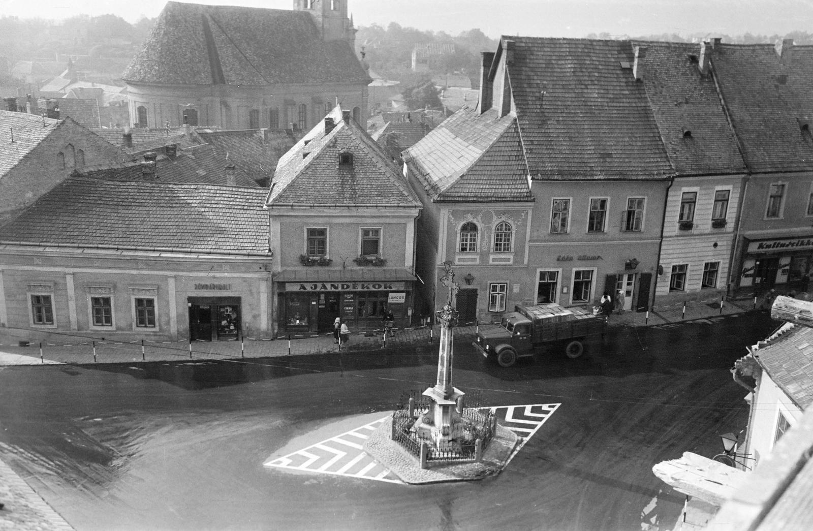 Hungary, Szentendre, a Fő (Marx) tér a Blagovesztenszka görögkeleti templom tornyából, középen a Szerb (kalmár) kereszt, háttérben a Szent Péter-Pál-templom., 1963, Gazda Anikó, Fortepan #308198