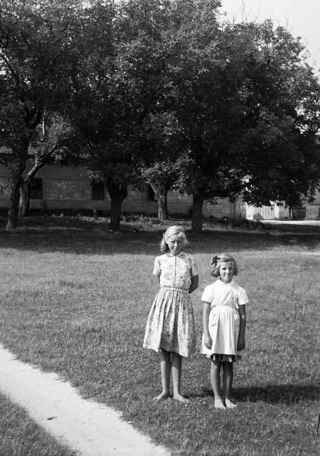 Magyarország, 1960, Gazda Anikó, nyári ruha, mezítláb, lányok, Fortepan #308215