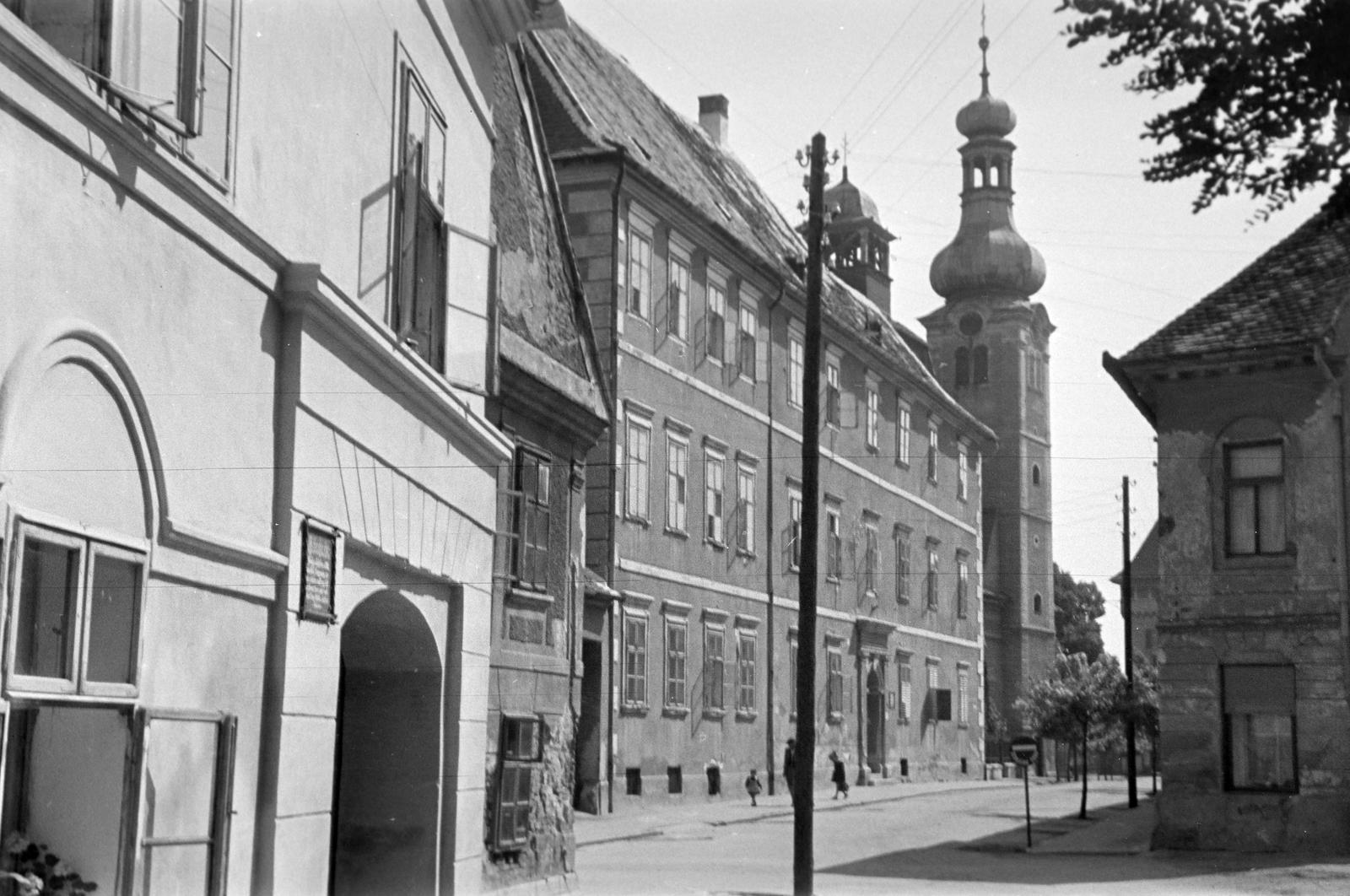 Magyarország, Kőszeg, Rajnis utca a Jurisics tér felé nézve. Balra az ún. Kienast-ház, jobbra a Gerhauser-ház / "Vasalóház". Távolabb a Szent Jakab-templom és a Szent Imre-templom tornya, a Hősök kapuja., 1960, Gazda Anikó, Fortepan #308223