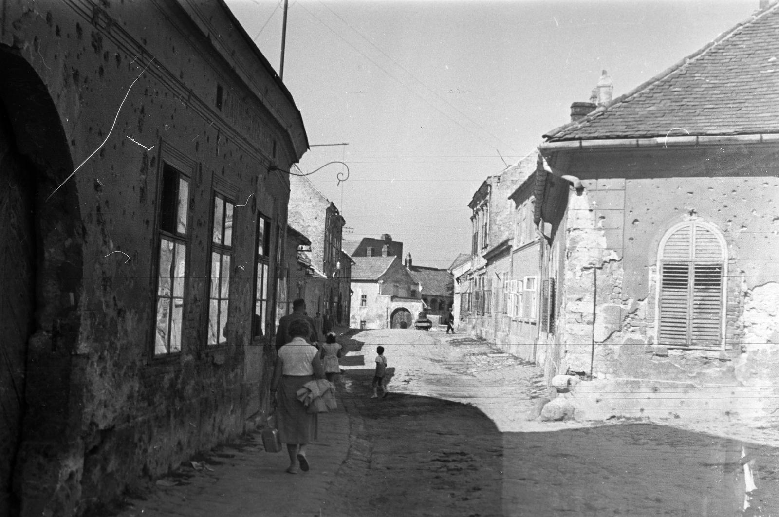 Hungary, Sopron, Sas tér felől, szemben a Rózsa utca., 1959, Gazda Anikó, bullet hole, Fortepan #308229