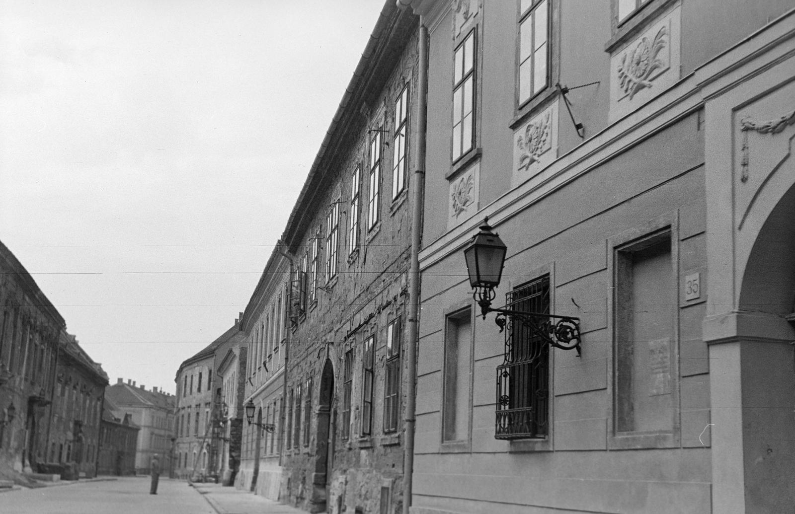Hungary, Budapest I., Úri utca, a felvétel a 35-ös számú ház előtt készült. Szemben távolabb a Lant utca sarkán álló ház látható., 1959, Gazda Anikó, candelabra, Budapest, Fortepan #308230