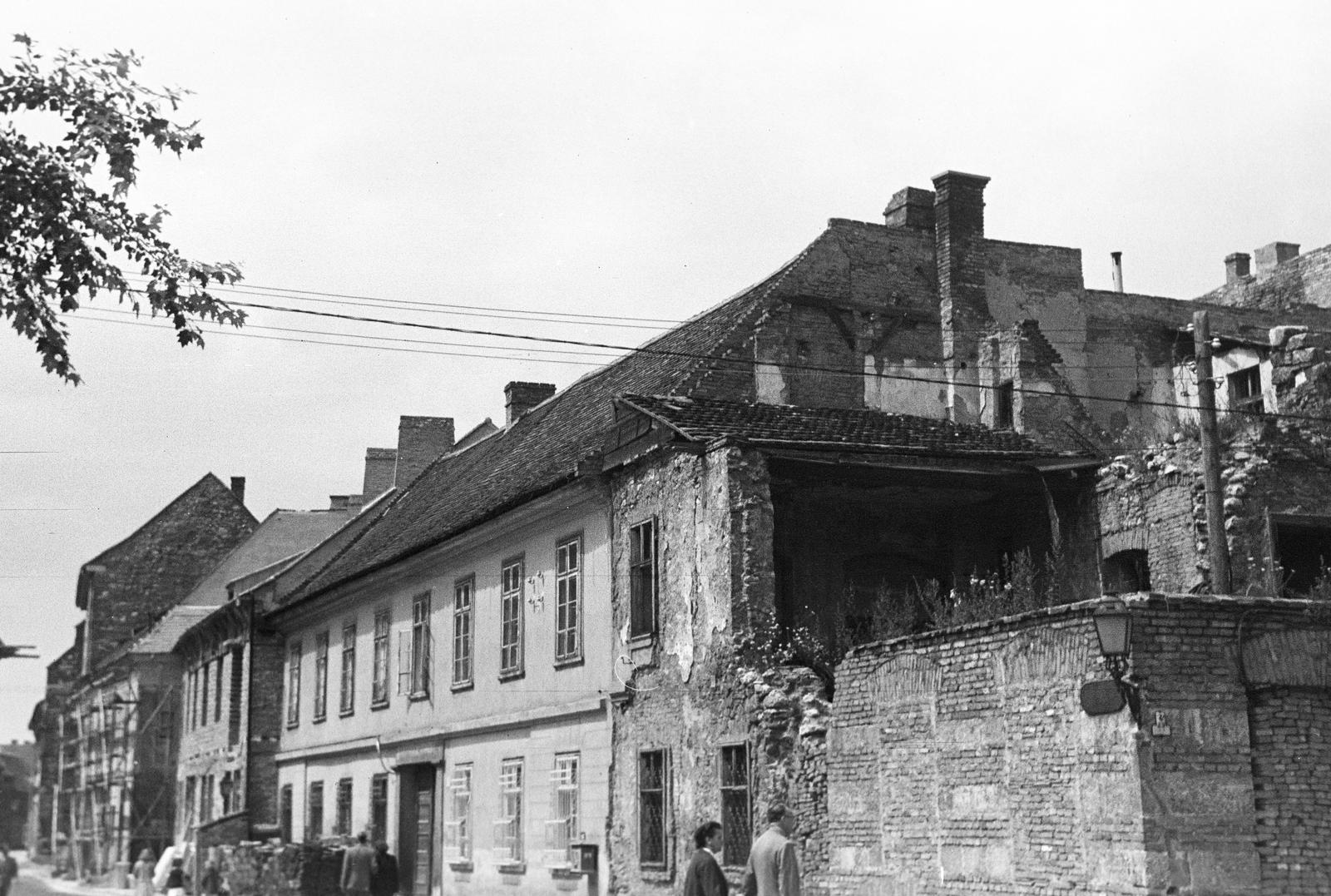 Magyarország, budai Vár, Budapest I., Úri utca, a romos saroképület után a 25. számú ház, a felvétel a Szentháromság utca sarkán készült., 1959, Gazda Anikó, épületkár, téglafal, Budapest, Fortepan #308232