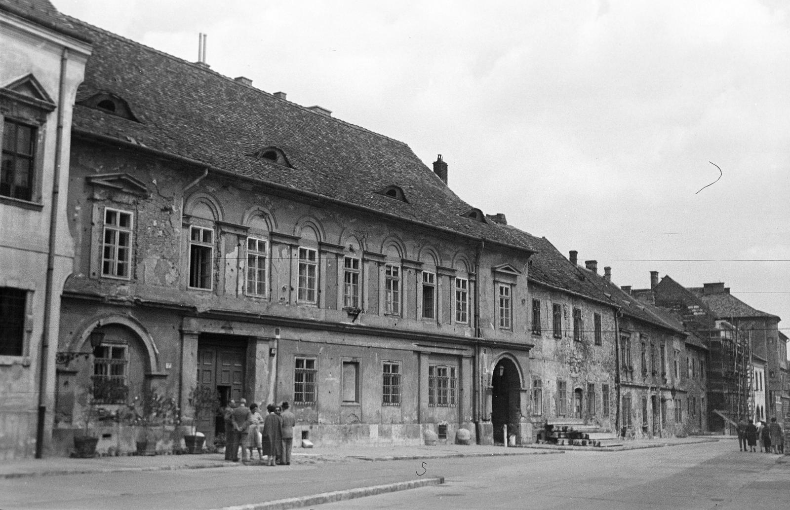 Hungary, Budapest I., Úri utca, szemben a 19-es számú ház alatti átjáró a Balta köznél., 1959, Gazda Anikó, bullet hole, house, arch, Budapest, Fortepan #308233