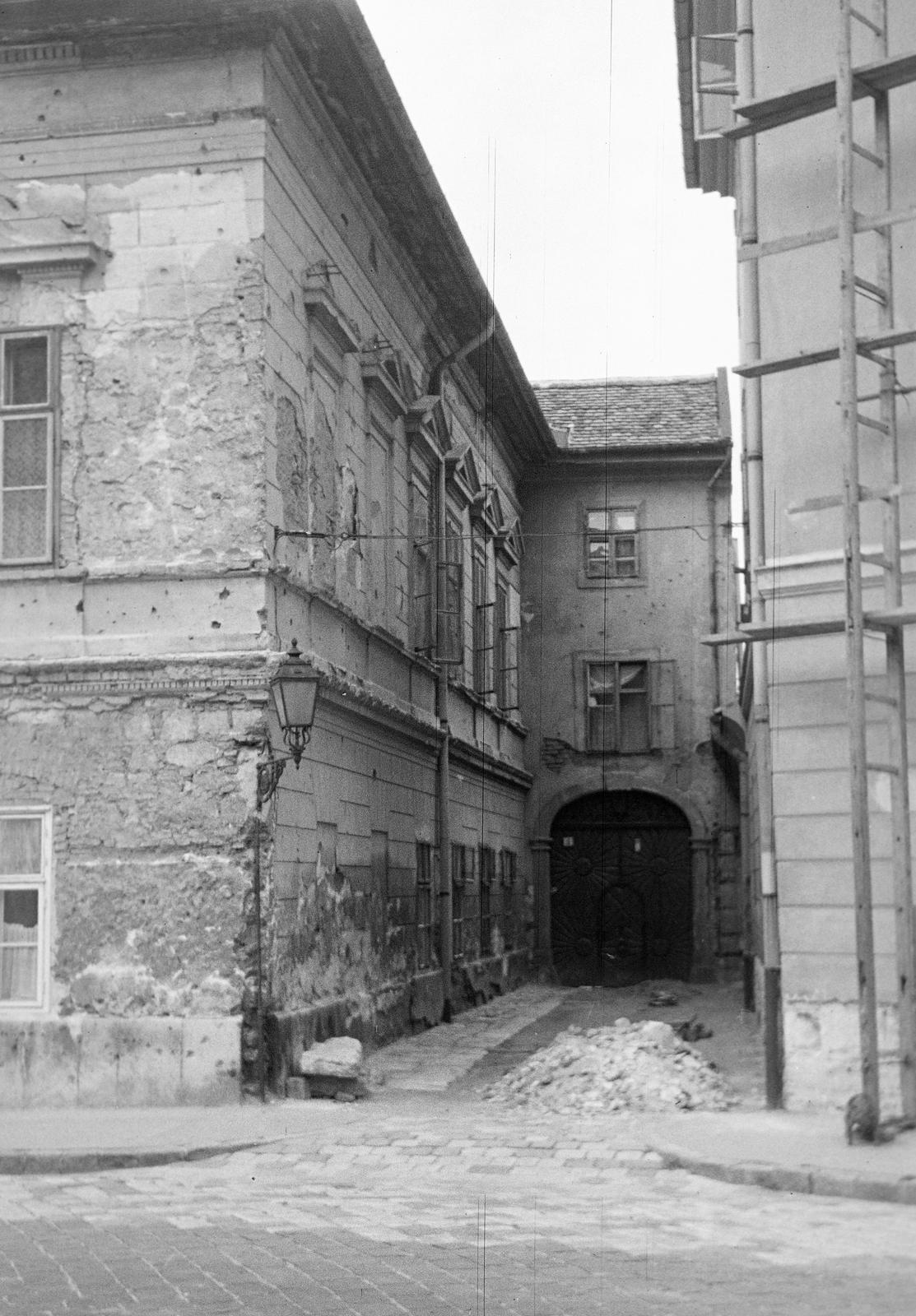 Hungary, Budapest I., Táncsics Mihály utca, szemben a 11-es számú ház kapuja., 1959, Gazda Anikó, Budapest, Fortepan #308234