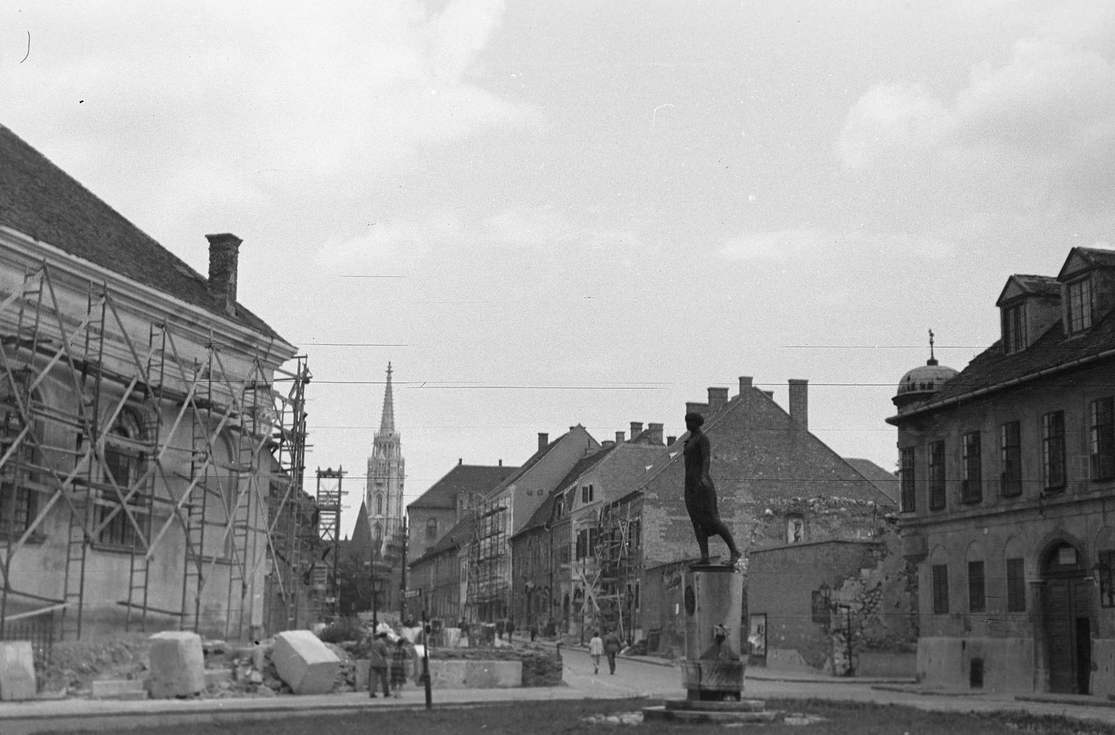 Hungary, Budapest I., Bécsi kapu tér, Kazinczy-emlékkút (Pásztor János, 1936.). Balra a Budavári Evangélikus templom, szemben a Fortuna utca és a Mátyás-templom., 1959, Gazda Anikó, renovation, female figure, sculpture, scaffolding, steeple, Budapest, Fortepan #308236