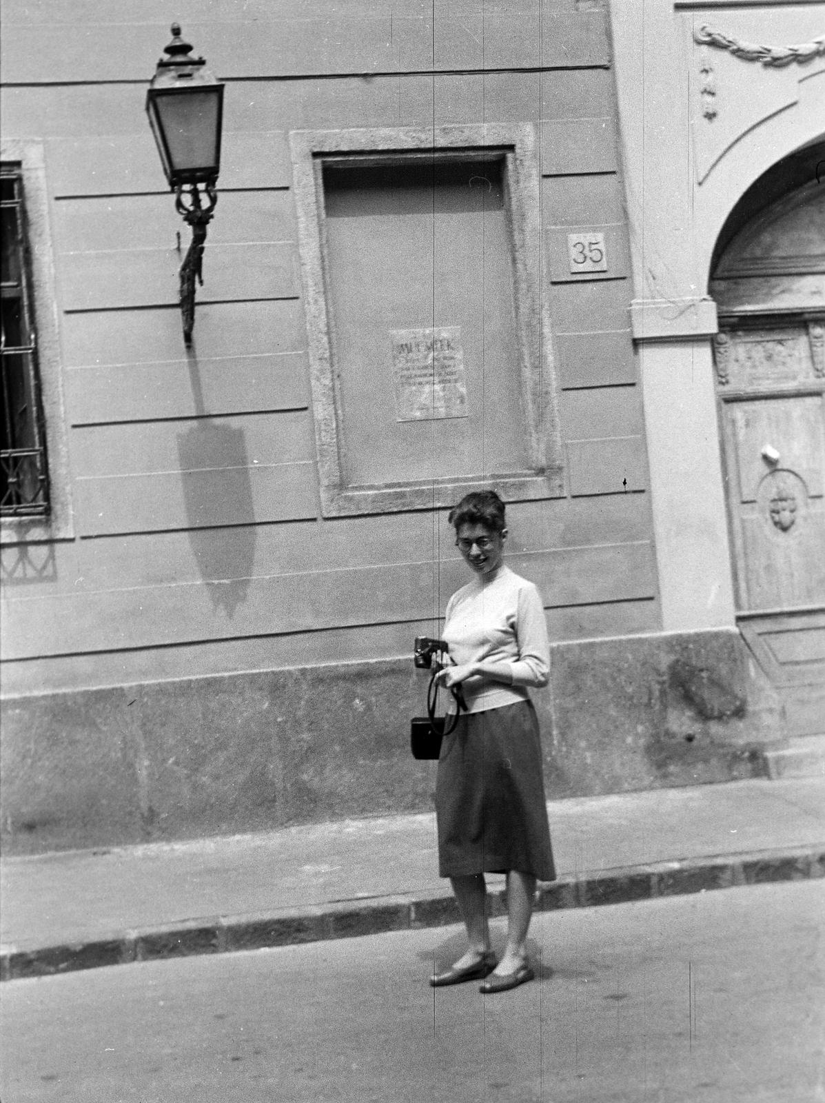 Magyarország, budai Vár, Budapest I., Úri utca, a felvétel a 35-ös számú ház előtt készült., 1959, Gazda Anikó, fényképezőgép, hölgy, műemlék, házszám, ferde, Budapest, Fortepan #308239