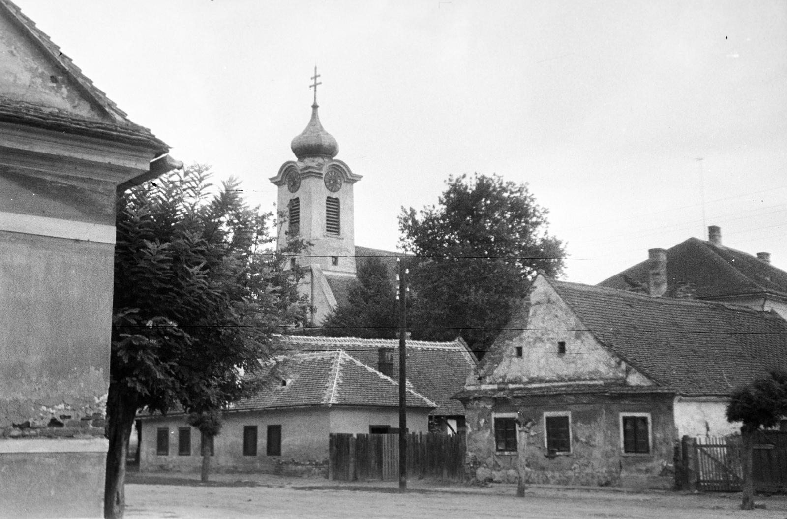 Magyarország, Körmend, a felvétel a Mónus Illés utca - Templom utca találkozásánál készült, háttérben balra az
Árpád-házi Szent Erzsébet-templom, jobbra az elemi iskola épülete látszik., 1960, Gazda Anikó, Fortepan #308247