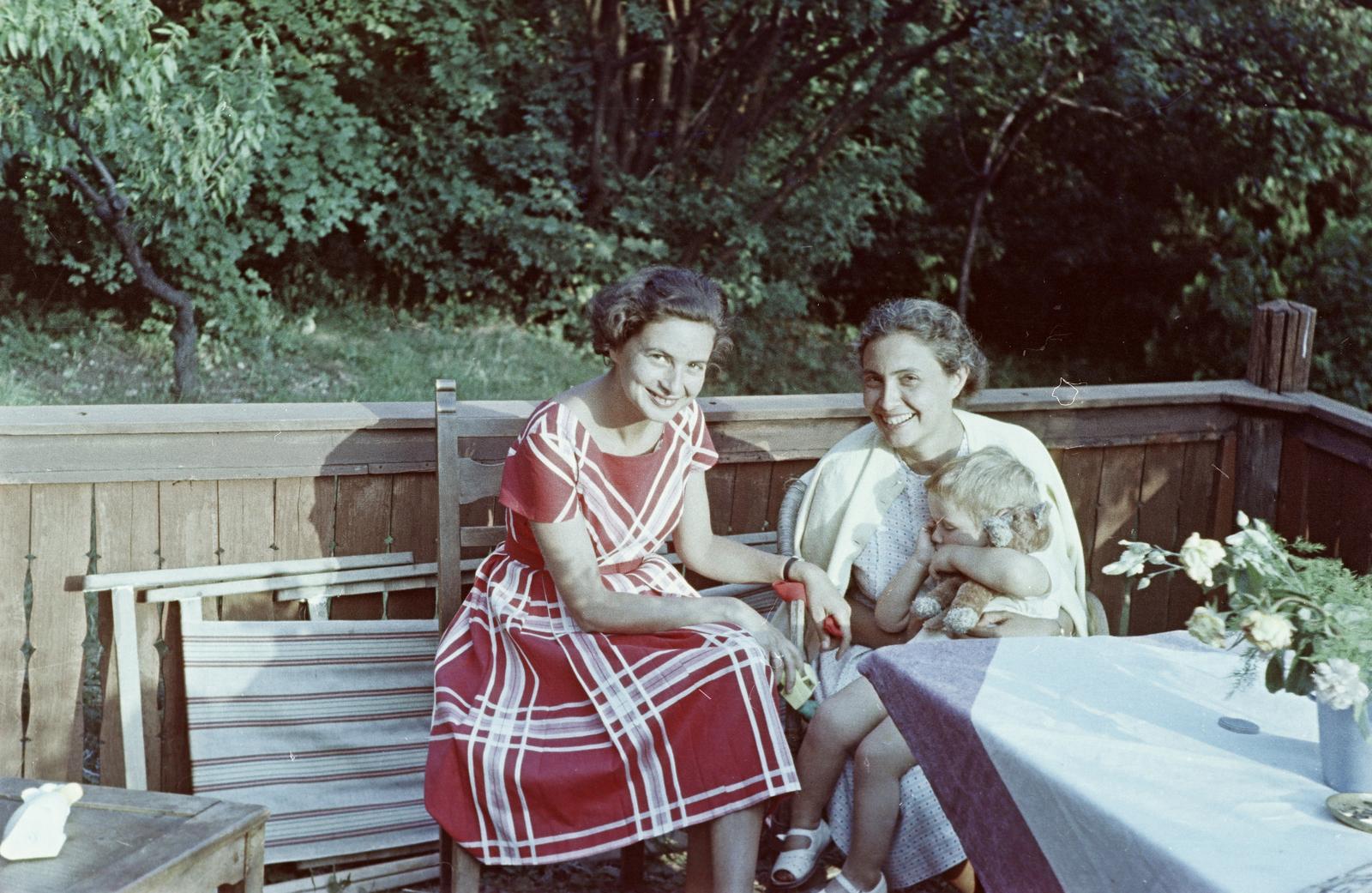 Magyarország, 1960, Gazda Anikó, színes, mosoly, ölben ül, gyerek, anya, Fortepan #308250