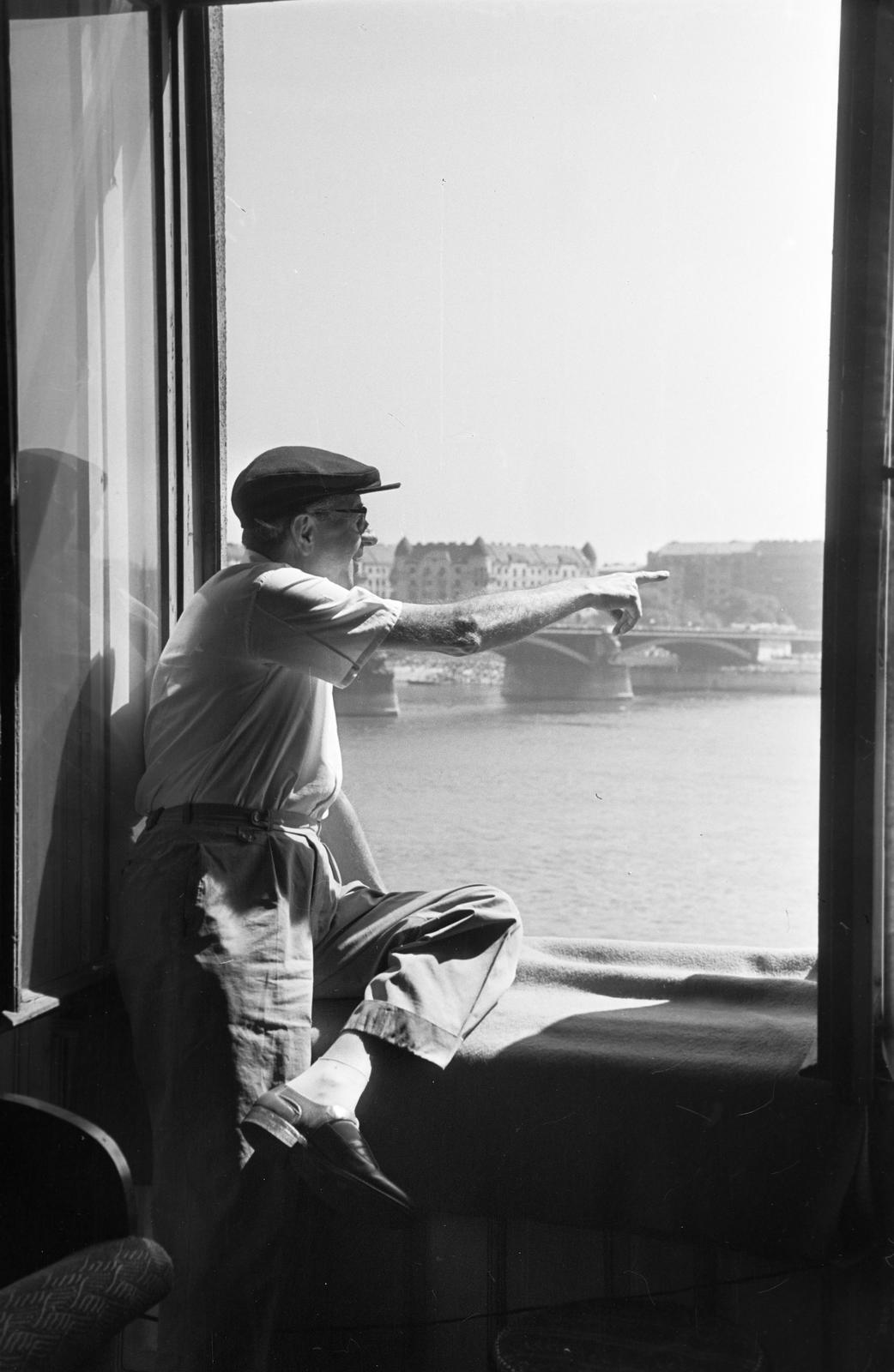 Hungary, 1960, Gazda Anikó, sitting on a windowsill, Danube, bridge, point a finger, Fortepan #308251