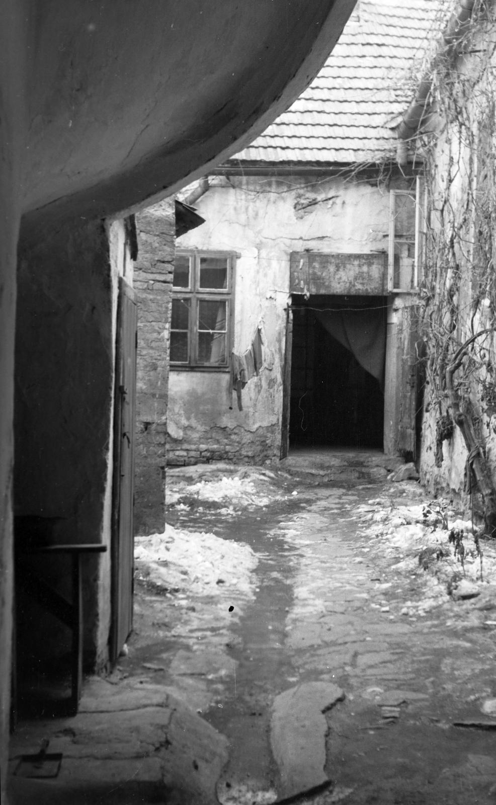 Magyarország, 1963, Gazda Anikó, belső udvar, Fortepan #308256