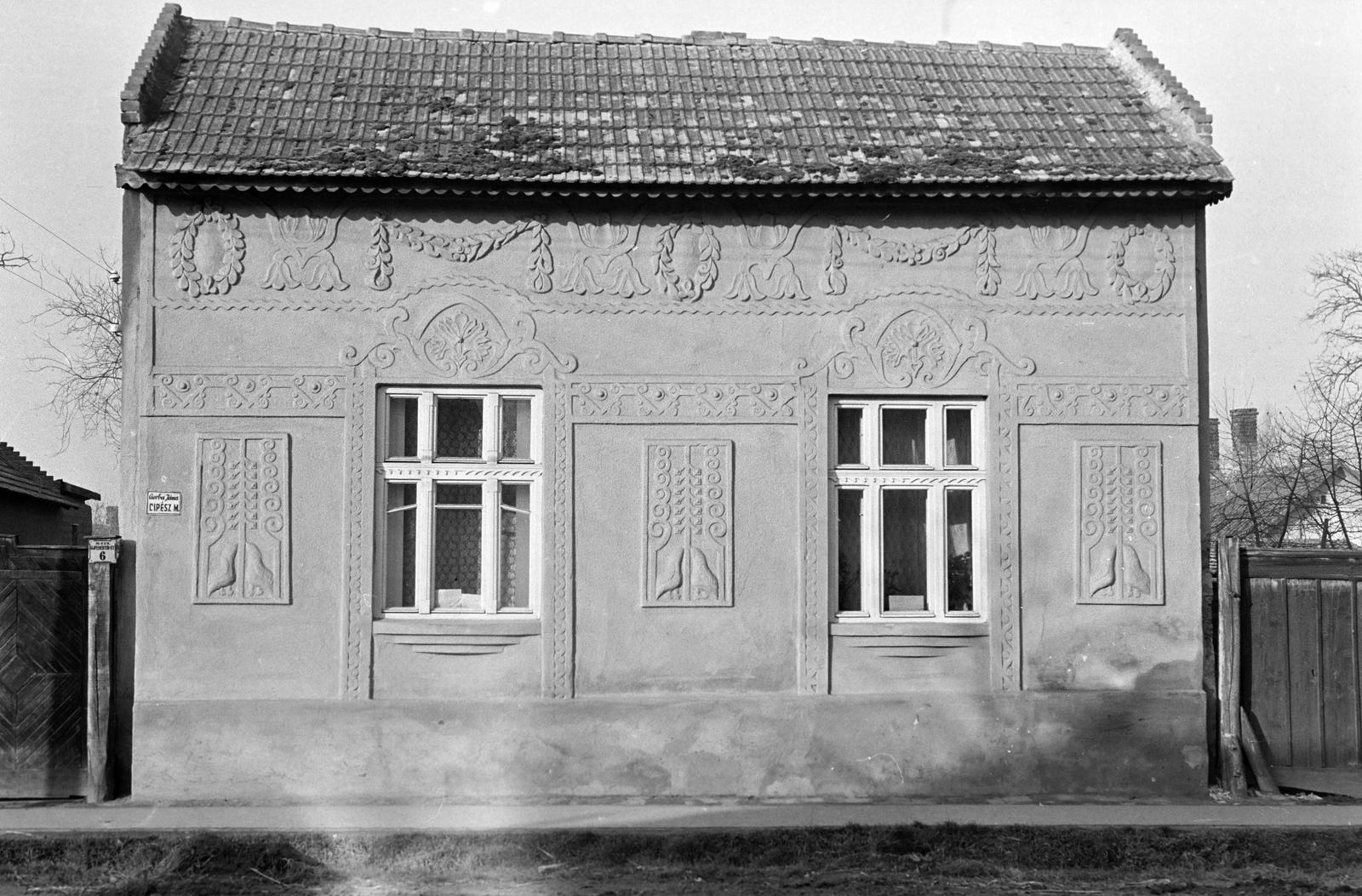 Hungary, Hajdúböszörmény, Újfehértói út 6., Csorba János cipész háza.
, 1961, Gazda Anikó, Best of, house, building, architectural ornament, shoemaker, stucco, Fortepan #308273