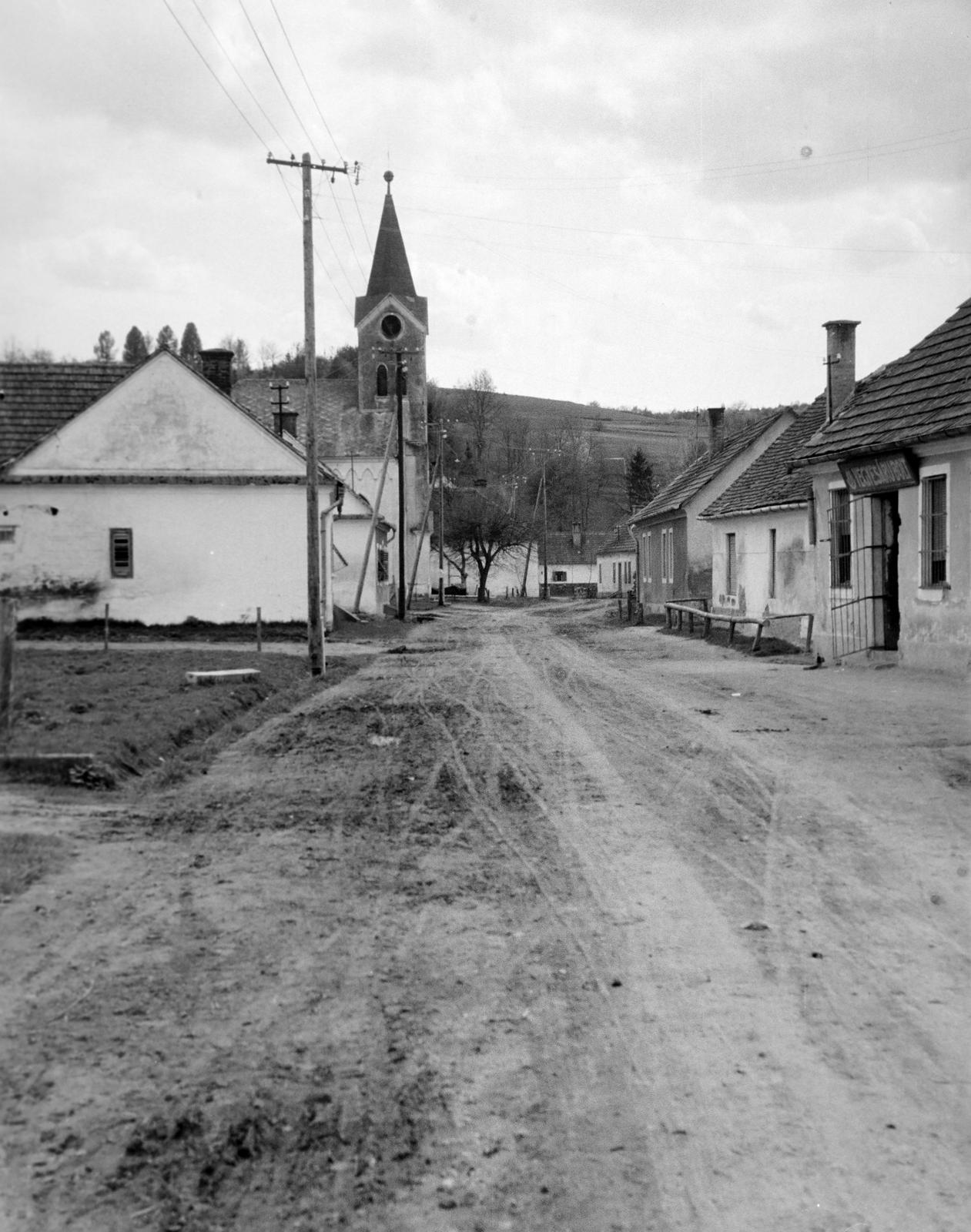 Hungary, untitled, Fő utca, balra a Sarlós Boldogasszony-templom., 1961, Gazda Anikó, Fortepan #308276