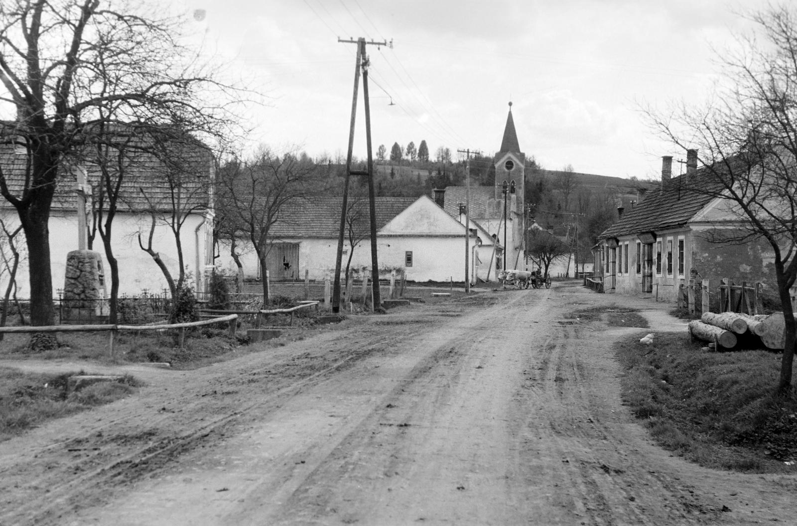 Hungary, untitled, Fő utca, balra a Sarlós Boldogasszony-templom., 1961, Gazda Anikó, Fortepan #308277